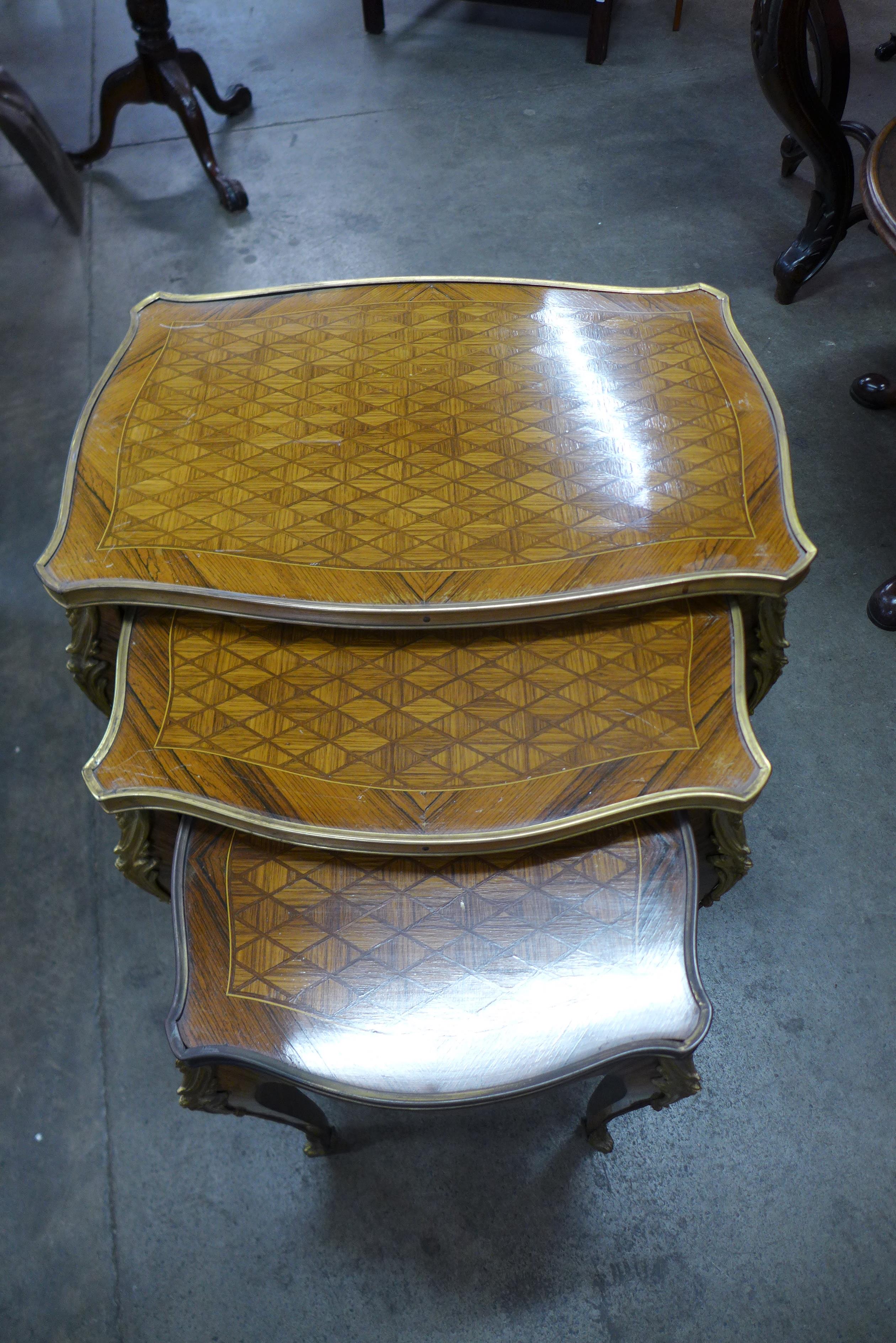 A French Louis XV style parquetry inlaid rosewood and ormolu mounted nest of tables - Bild 2 aus 2