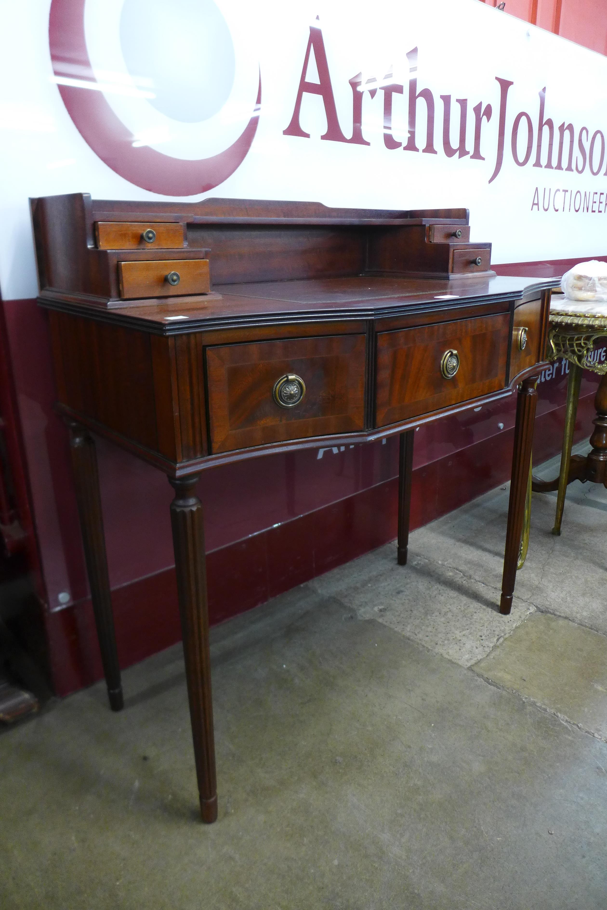 An inlaid mahogany and leather topped writing desk - Bild 2 aus 2