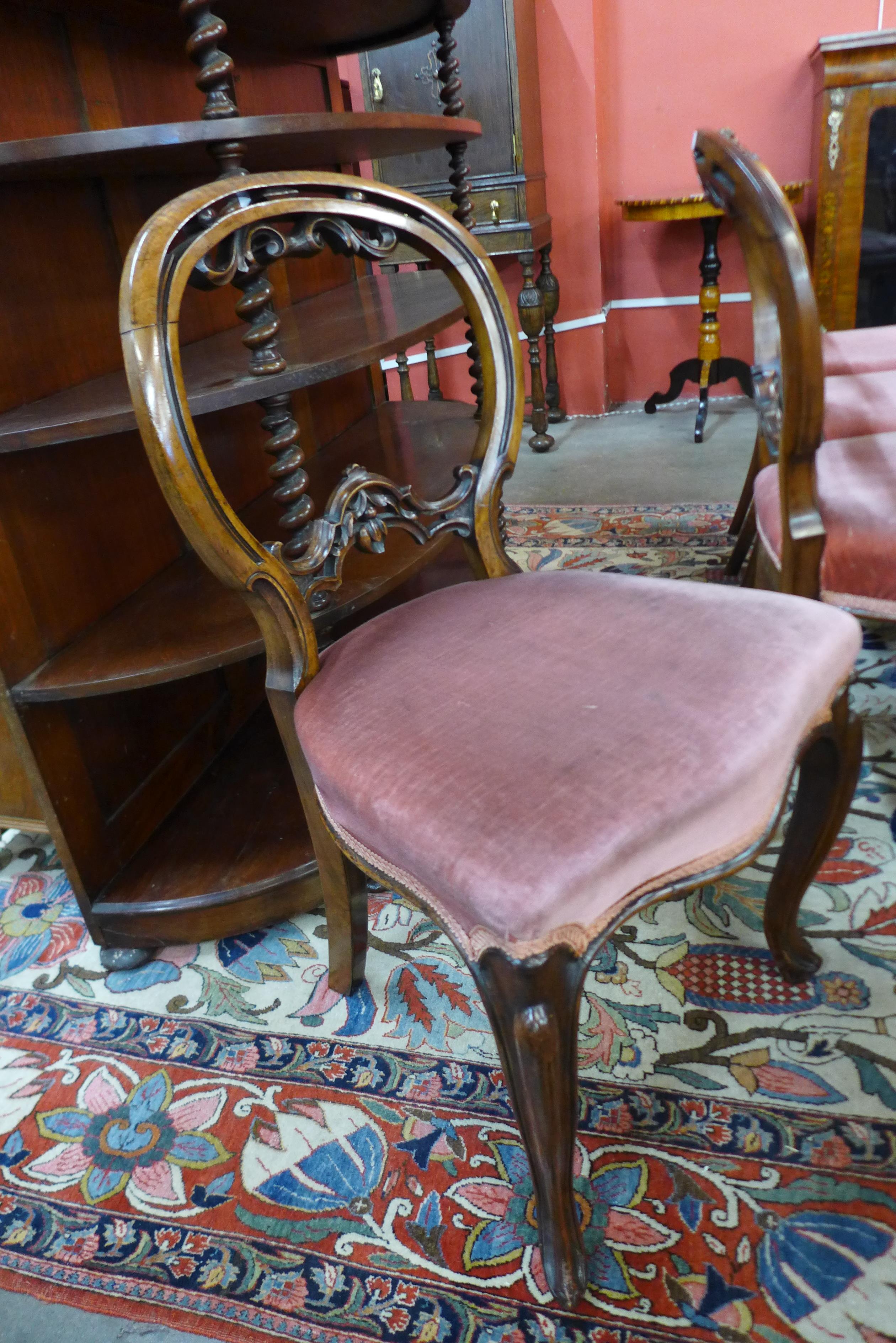 A Harlequin set of twelve Victorian walnut balloon back dining chairs (6+6) - Bild 3 aus 5