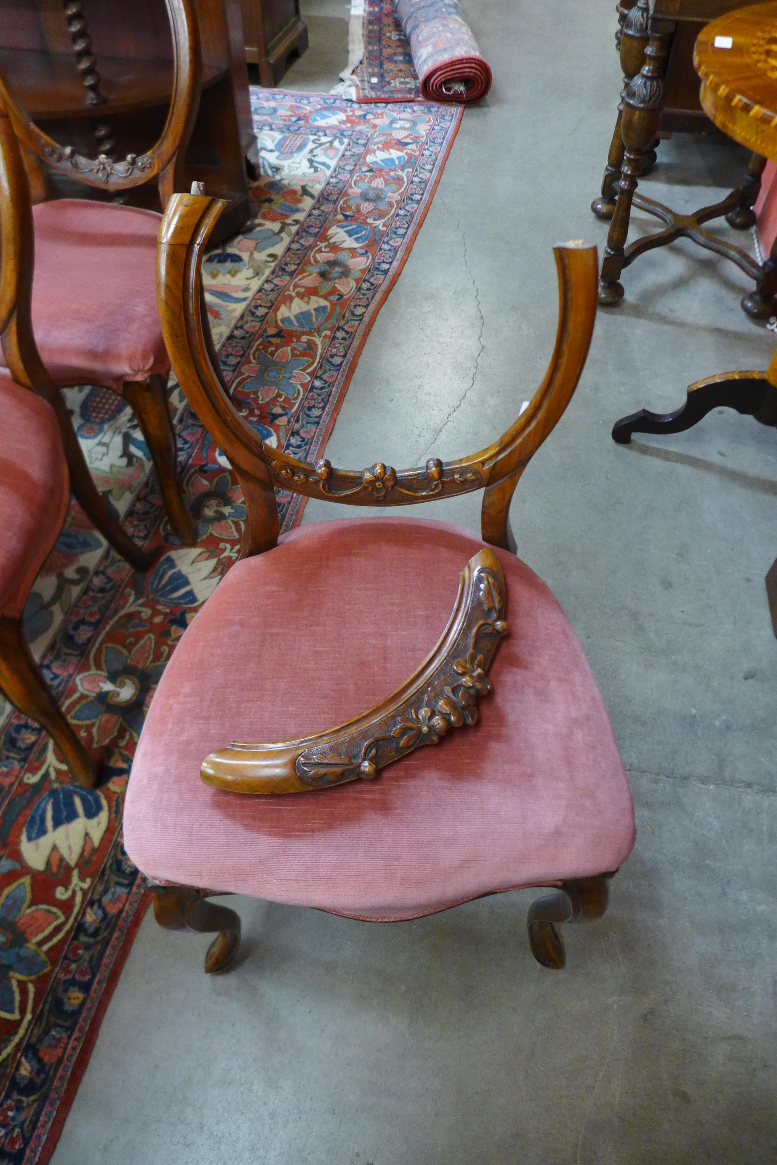 A Harlequin set of twelve Victorian walnut balloon back dining chairs (6+6) - Bild 5 aus 5