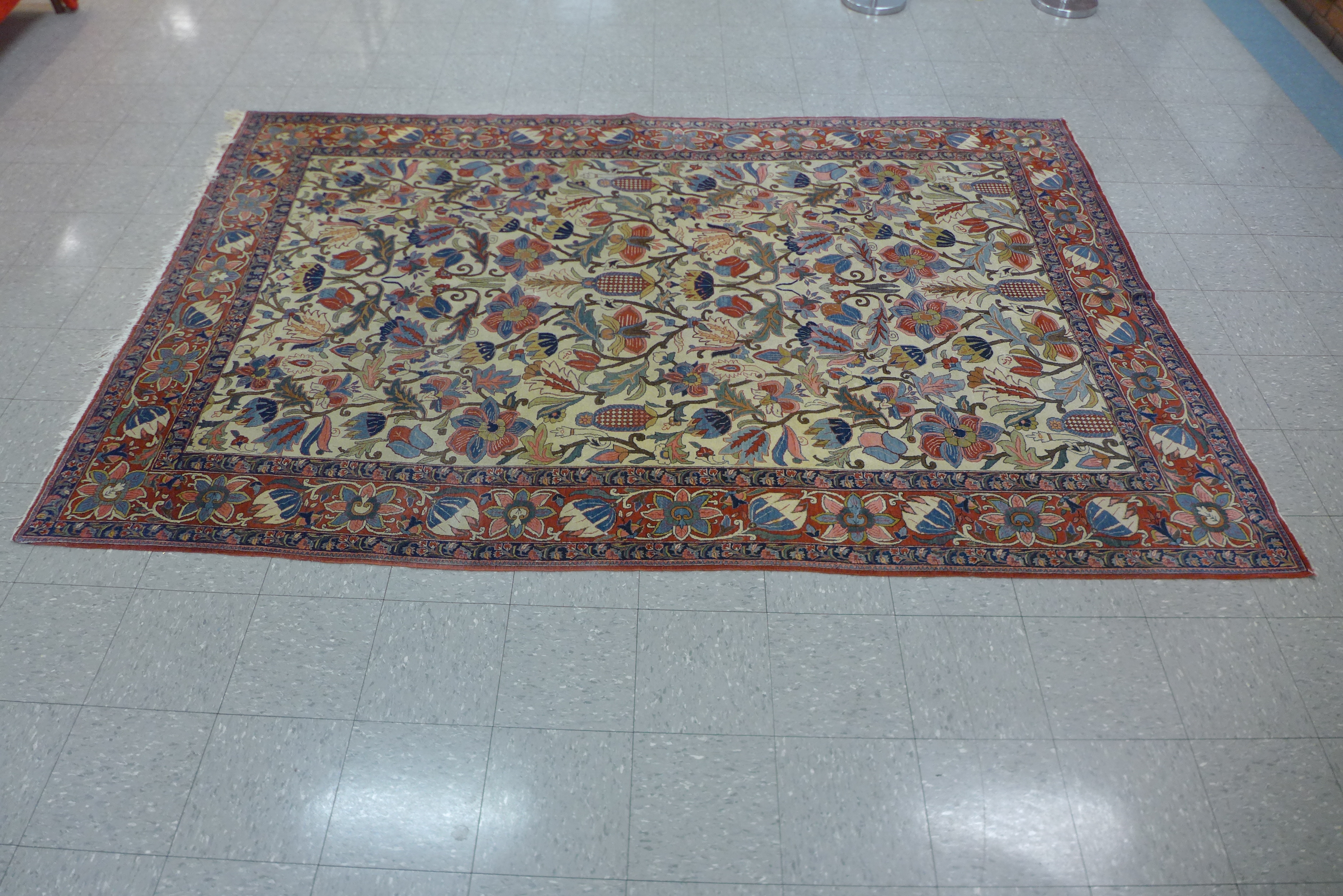 A large cream ground geometric patterned rug - Bild 2 aus 4
