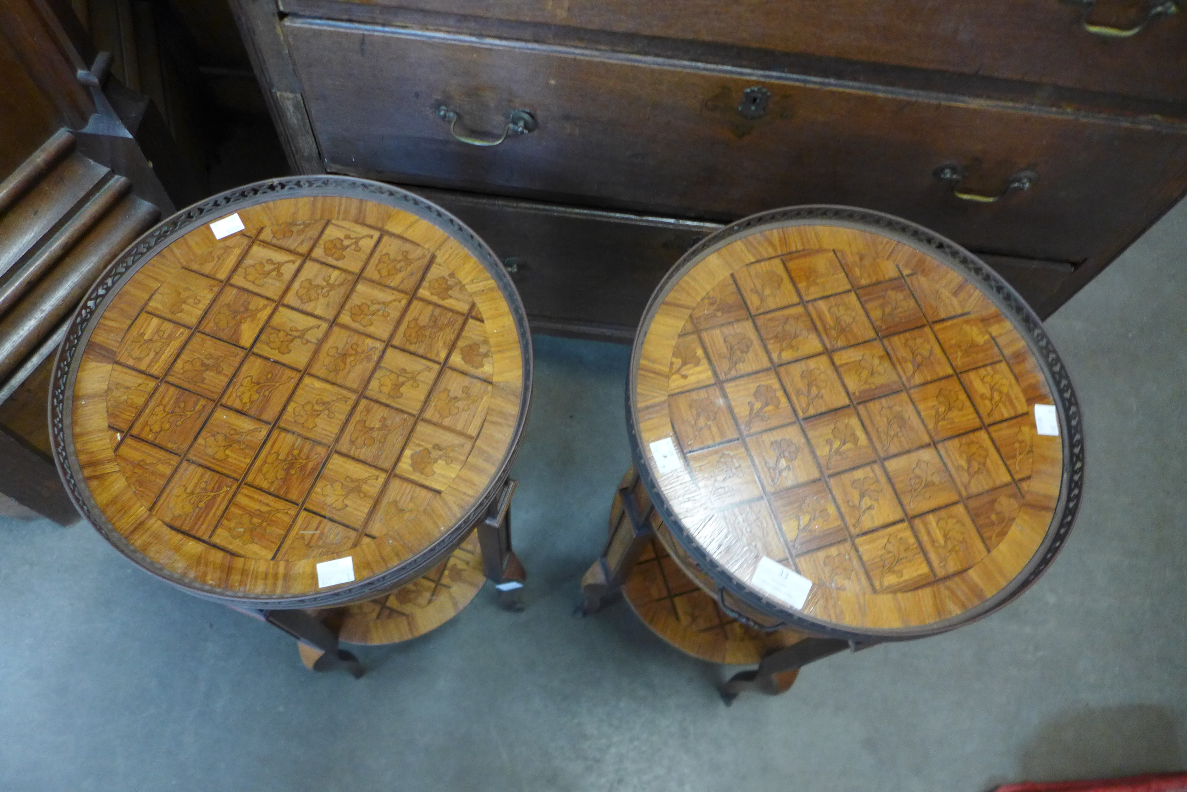 A pair of French Louis XV style inlaid walnut circular two tier etageres - Bild 2 aus 3