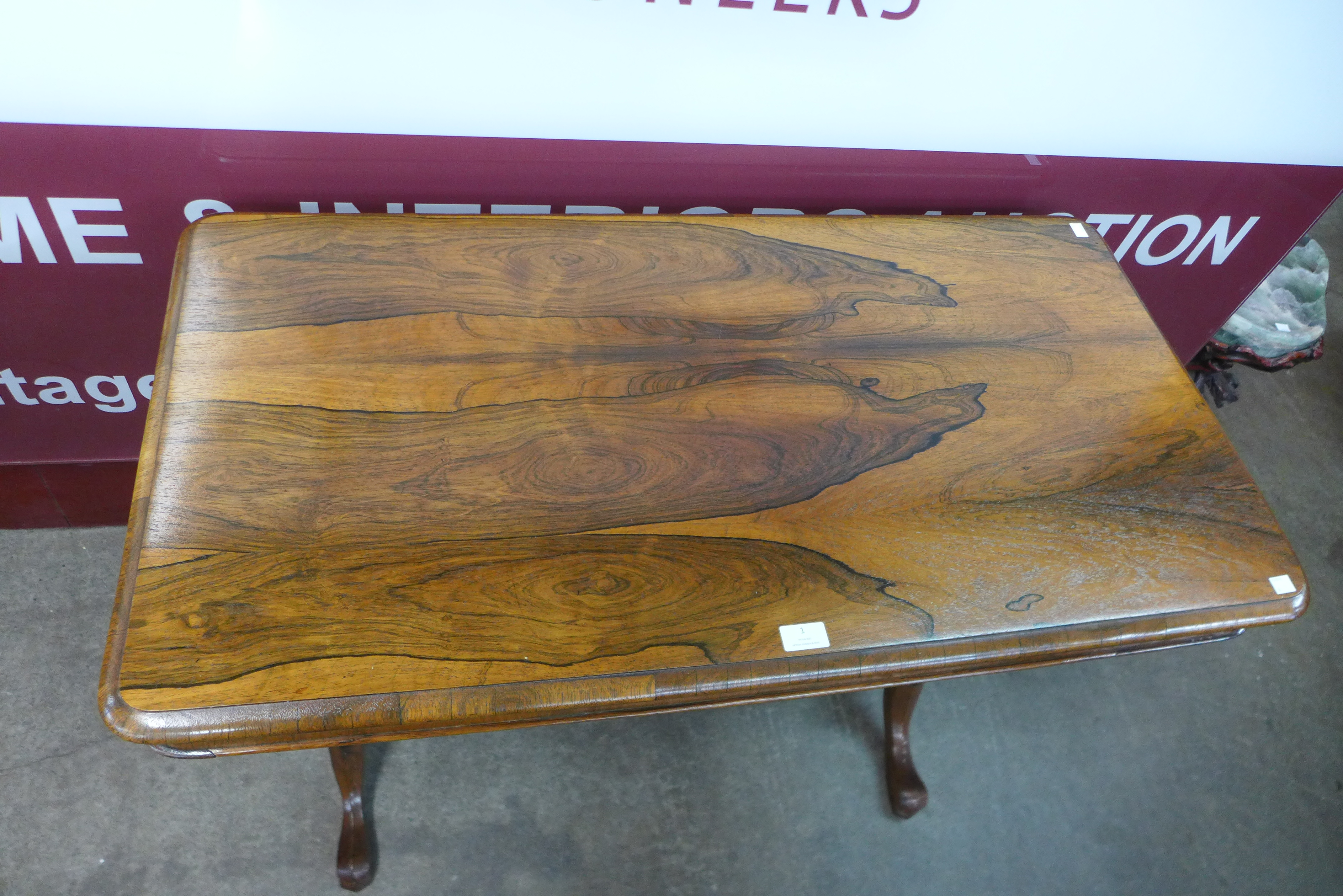A Victorian rosewood stretcher table - Bild 2 aus 3