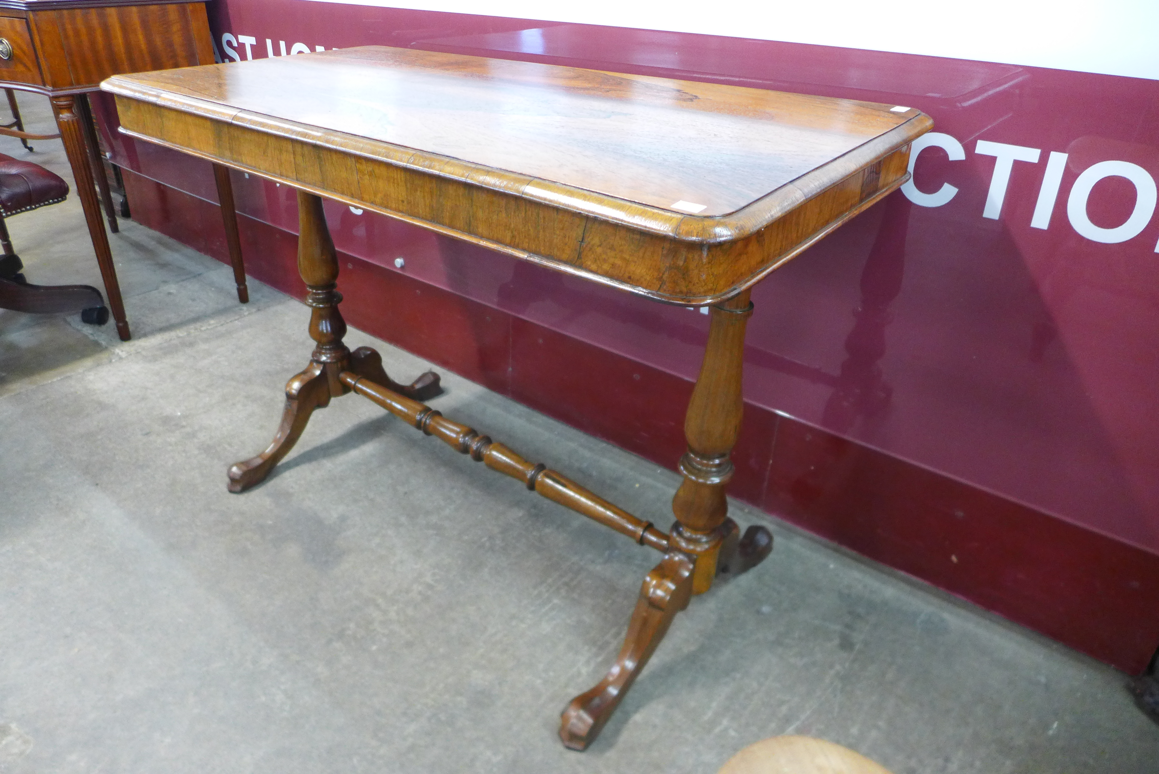 A Victorian rosewood stretcher table - Bild 3 aus 3