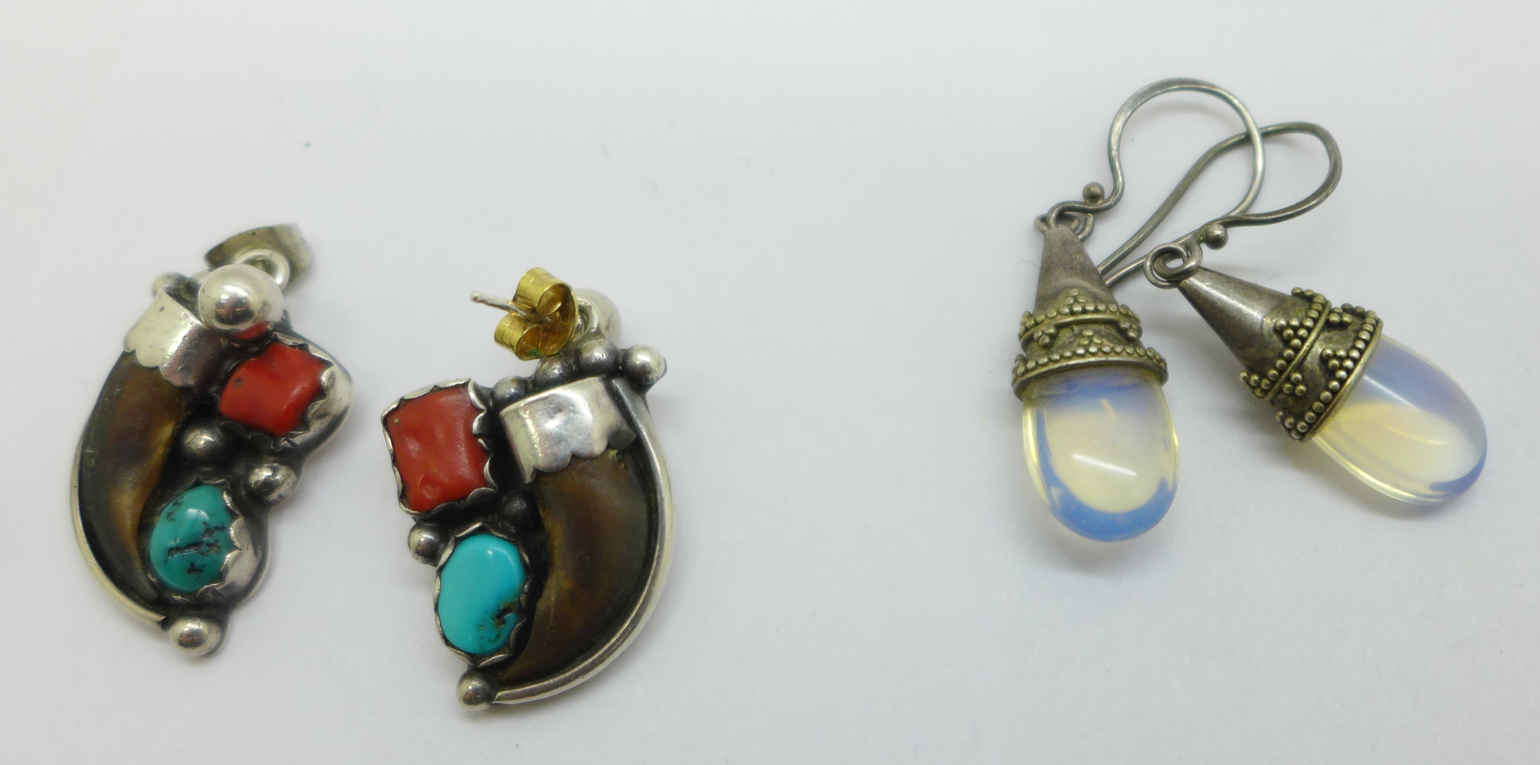 Two pairs of Native American silver earrings and one other pair of earrings - Image 3 of 3