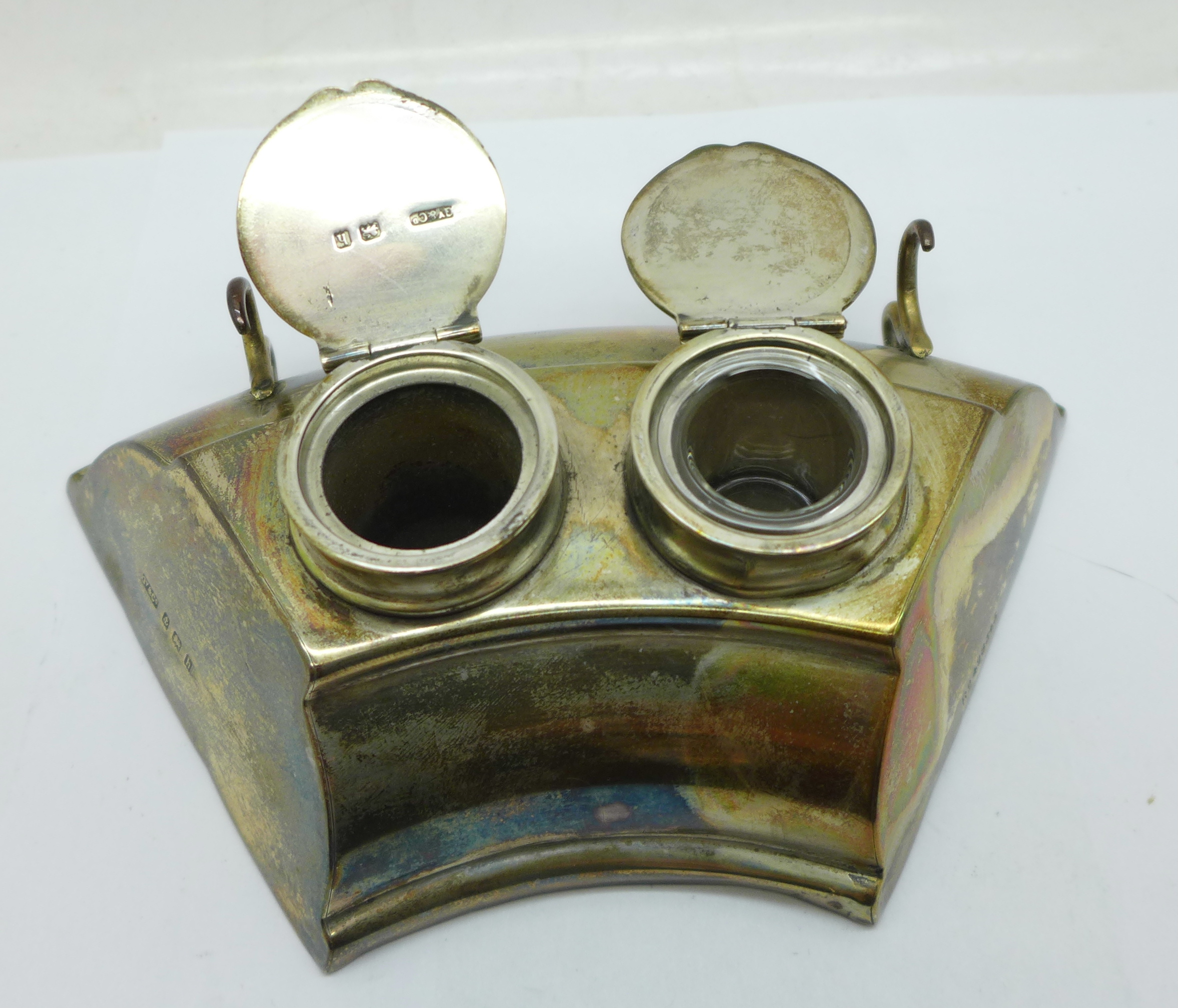 A silver double inkwell, Birmingham 1907, Grey & Co. - Image 3 of 6