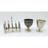 A silver toast rack and two silver egg cups, 114g
