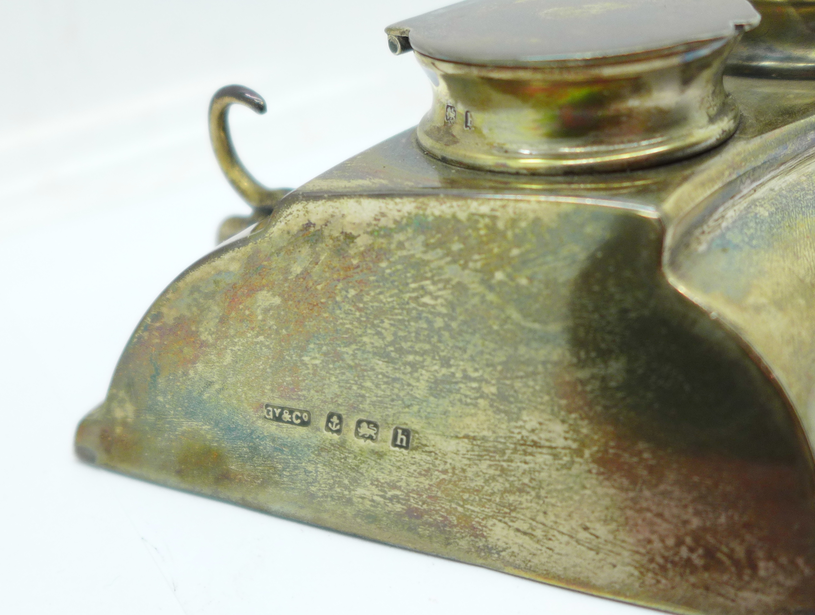 A silver double inkwell, Birmingham 1907, Grey & Co. - Image 4 of 6