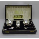 A silver cruet set, Birmingham 1968, 88g, boxed