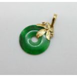 An 18ct gold mounted jade pendant