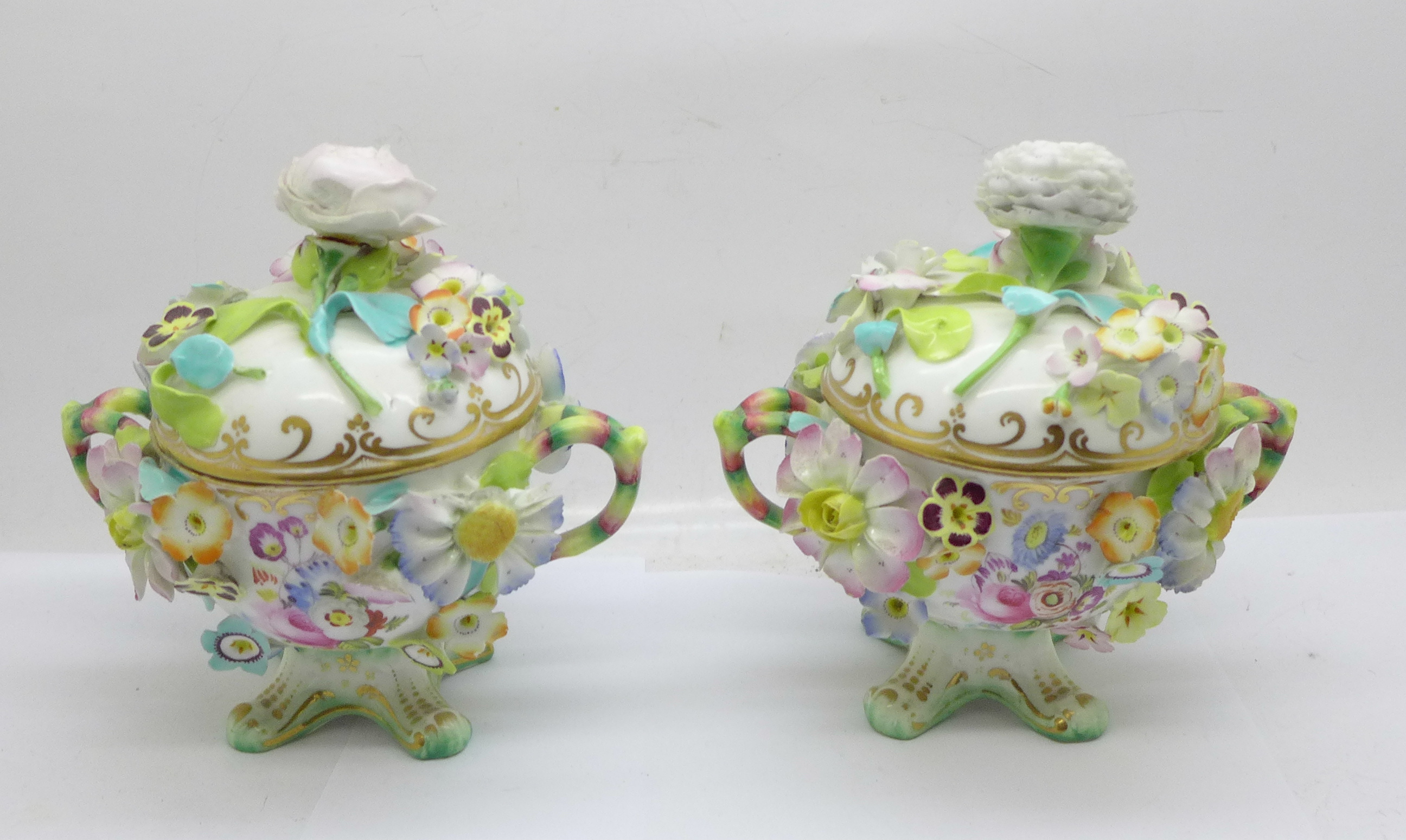 A pair of continental florally encrusted lidded pots, 14cm, some petals a/f - Image 4 of 7