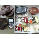 A collection of vintage cufflinks, pocket knives, an exposure meter, a violin tuner, etc.