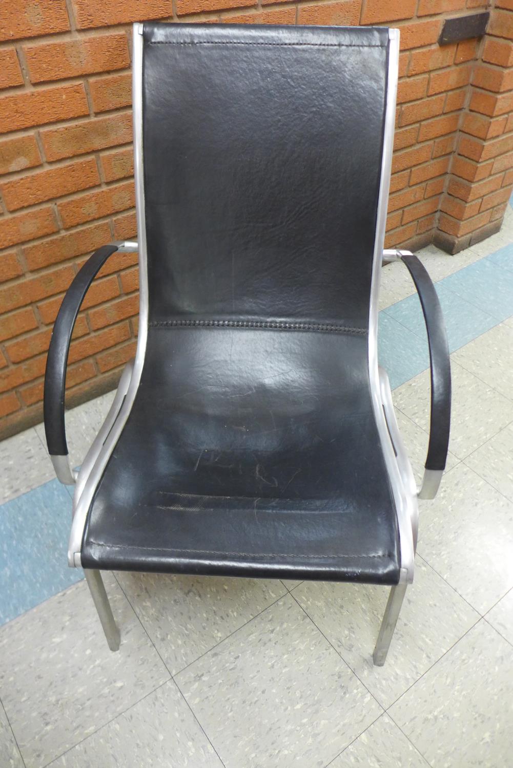 A chrome and black leather lounger chair - Image 2 of 2