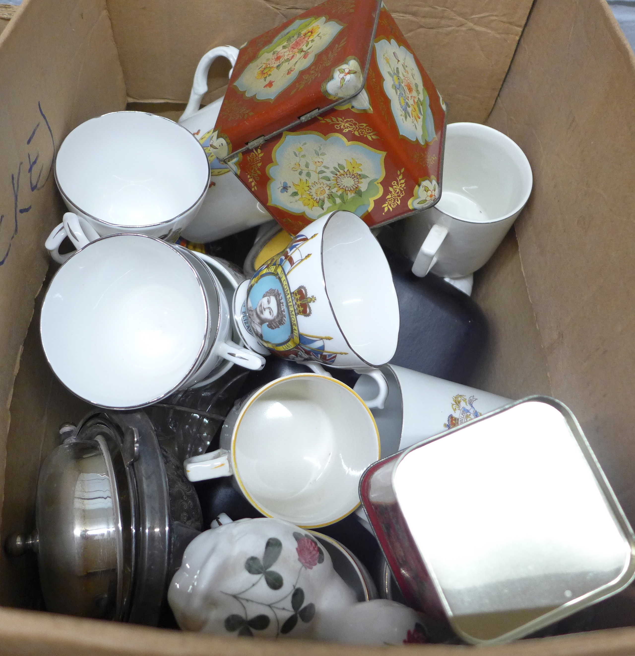 Two boxes of assorted china, etc. **PLEASE NOTE THIS LOT IS NOT ELIGIBLE FOR POSTING AND PACKING** - Bild 3 aus 3