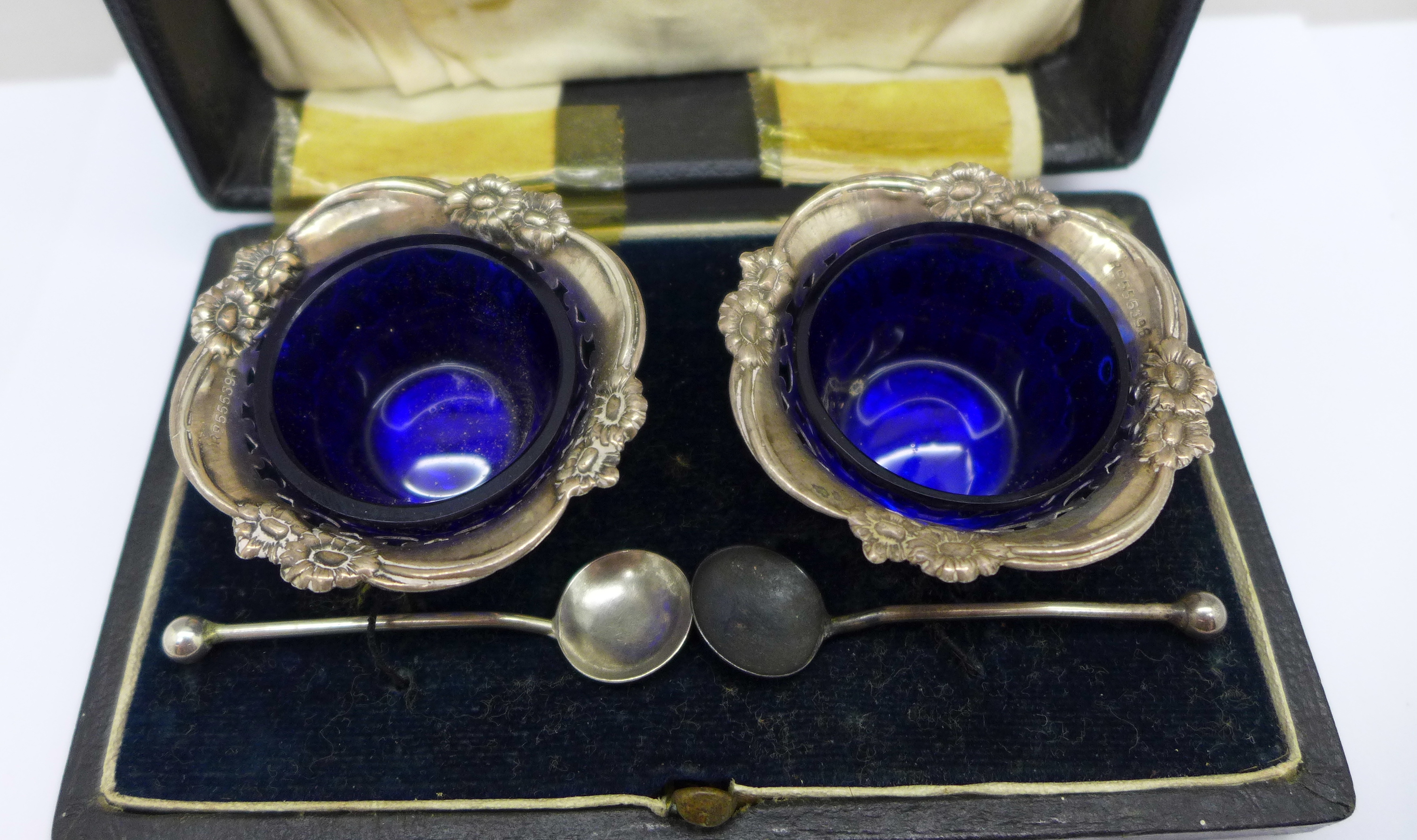 A pair of silver salts and spoons, 22g, with blue glass liners, boxed - Image 2 of 4