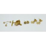 Three pairs of 9ct gold earrings, a single 9ct gold earring, 1.2g and a 9ct gold Masonic tie-pin,