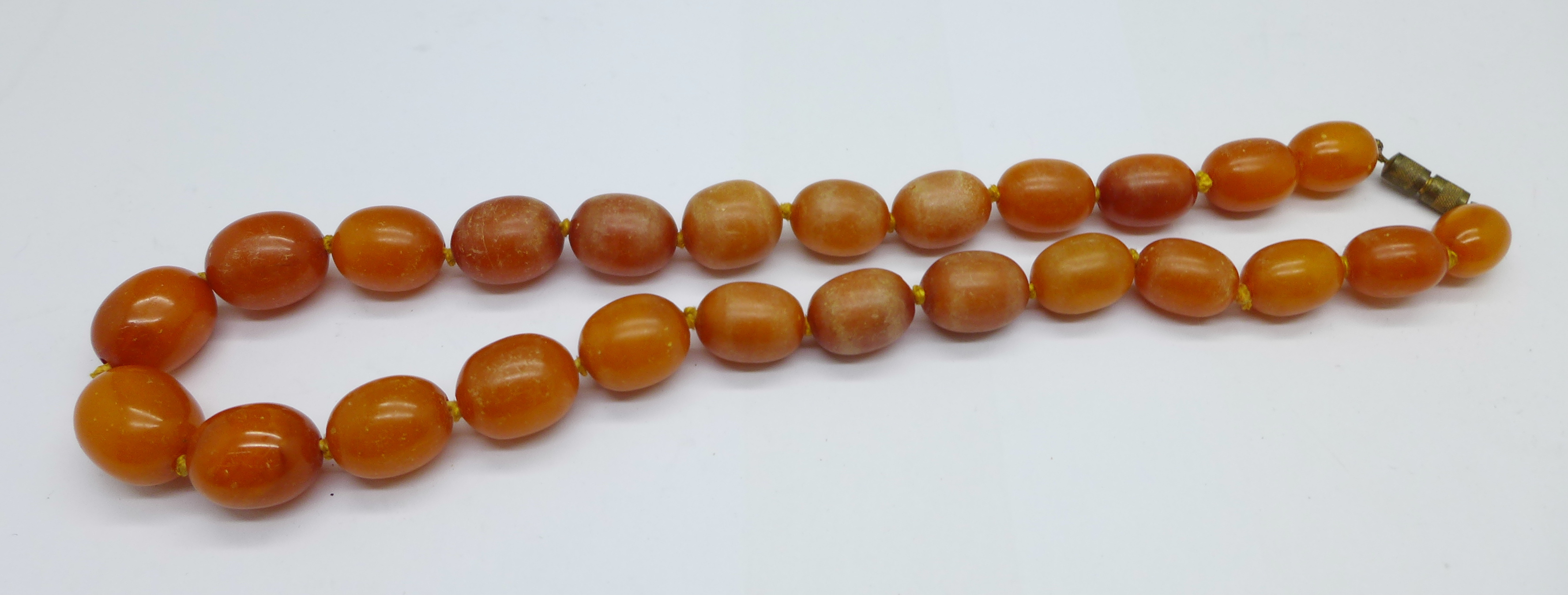 A string of butterscotch amber beads, 38g