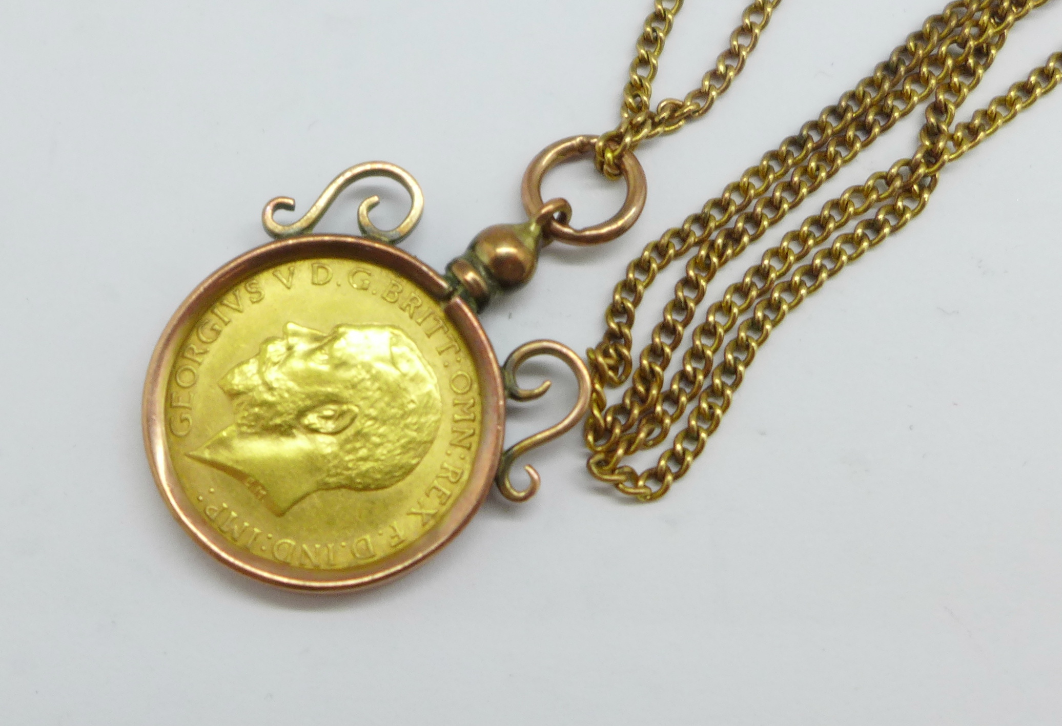 A 1914 half sovereign in a 9ct gold mount, total weight 8.8g - Image 3 of 3