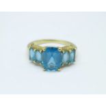 A 9ct gold and blue stone ring, 3.0g, N
