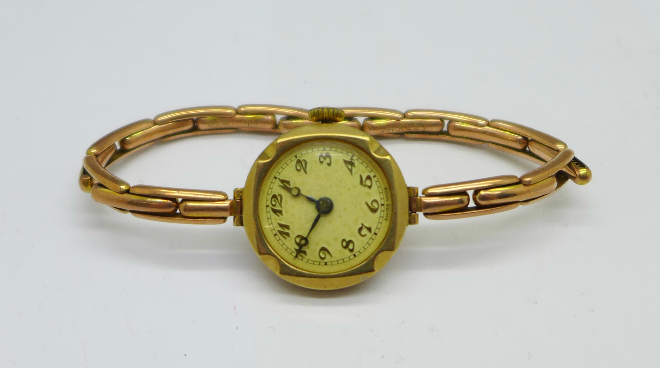 A lady's 9ct gold wristwatch on a 9ct gold expandable strap