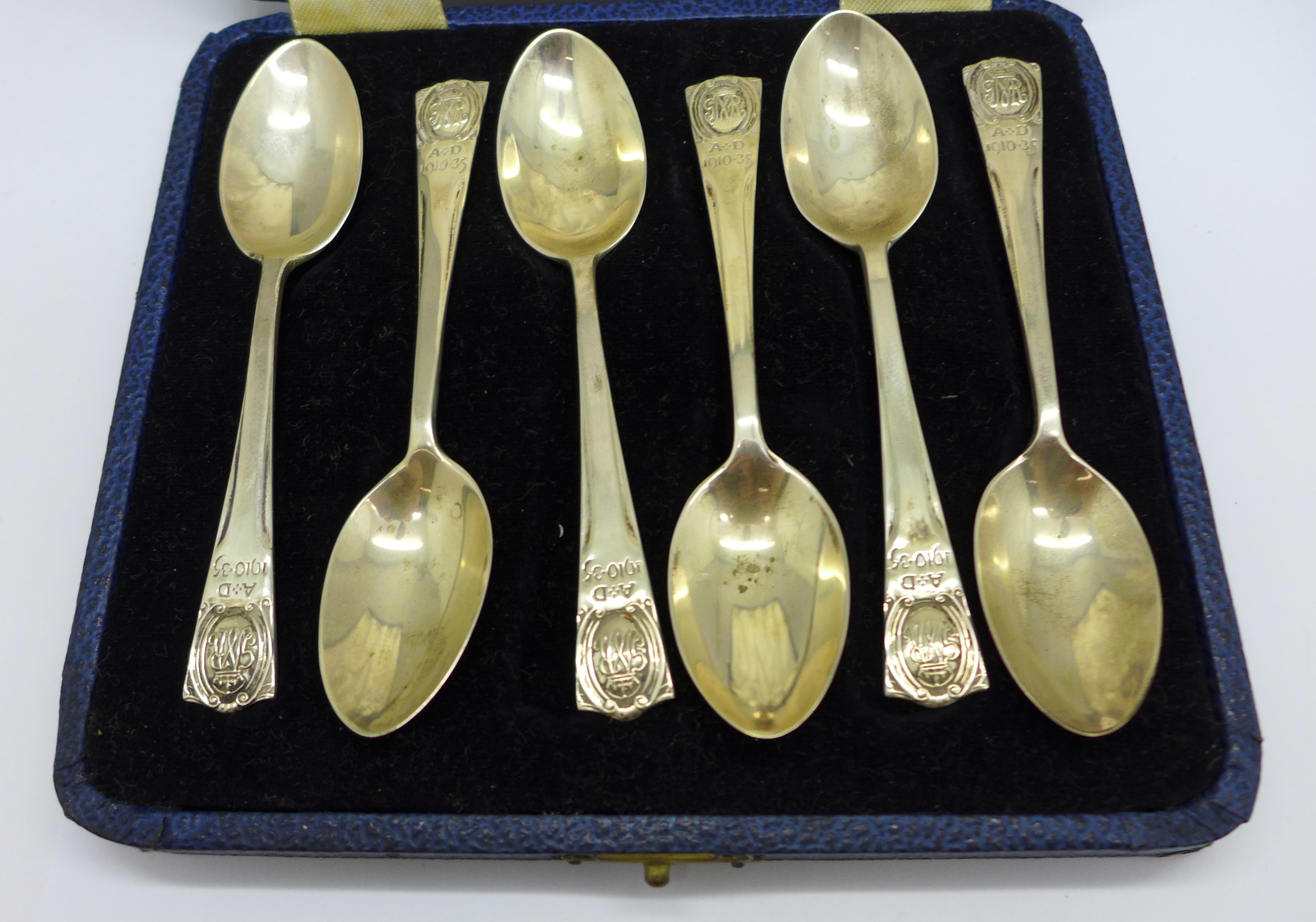 A cased set of six King George V Silver Jubilee silver spoons, 53g - Image 2 of 4