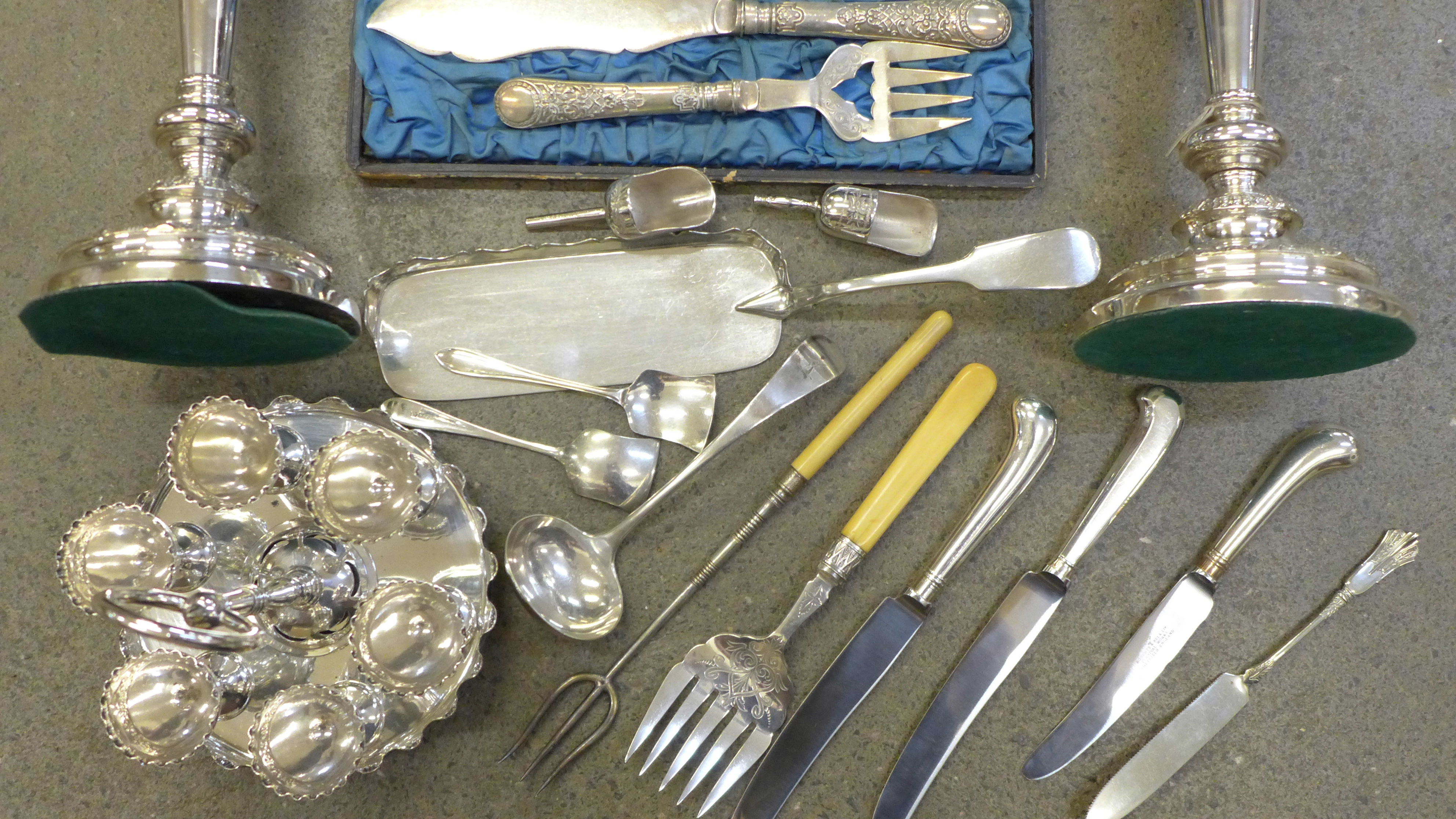 A collection of silver plate, candlesticks, an egg stand, etc. - Image 2 of 4