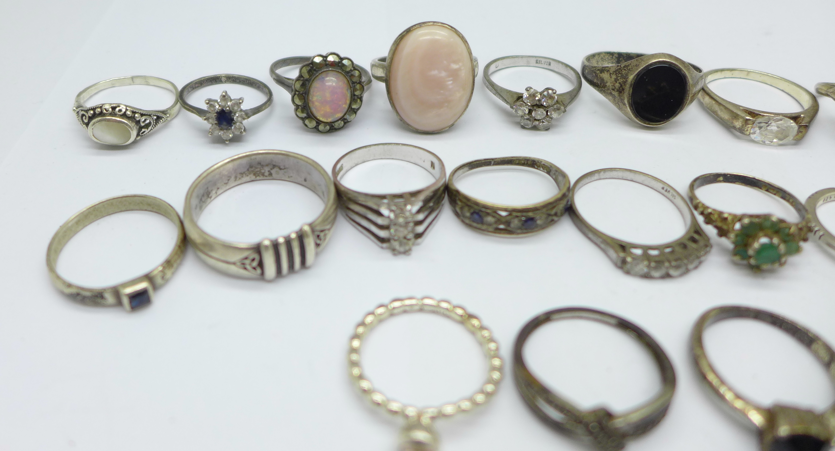 A collection of twenty silver rings, 62g - Image 2 of 4