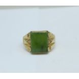 A 10ct gold ring set with jade, 4.0g, O