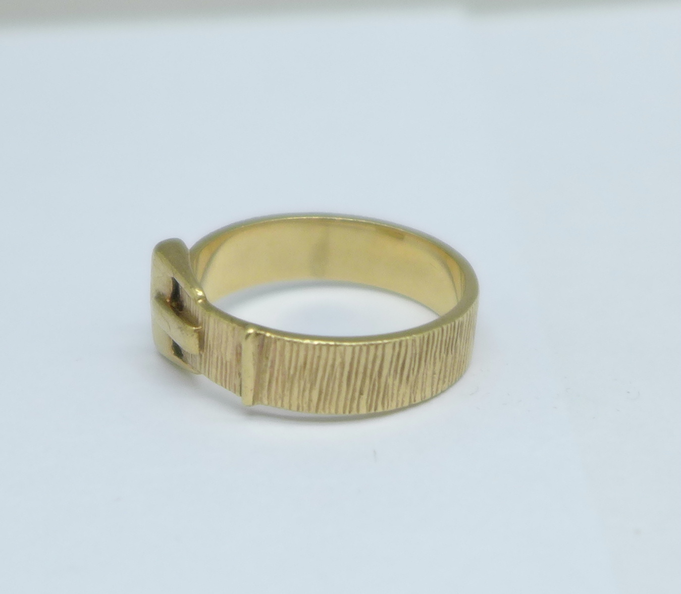 A 9ct gold buckle ring, 3.6g, O - Image 2 of 3