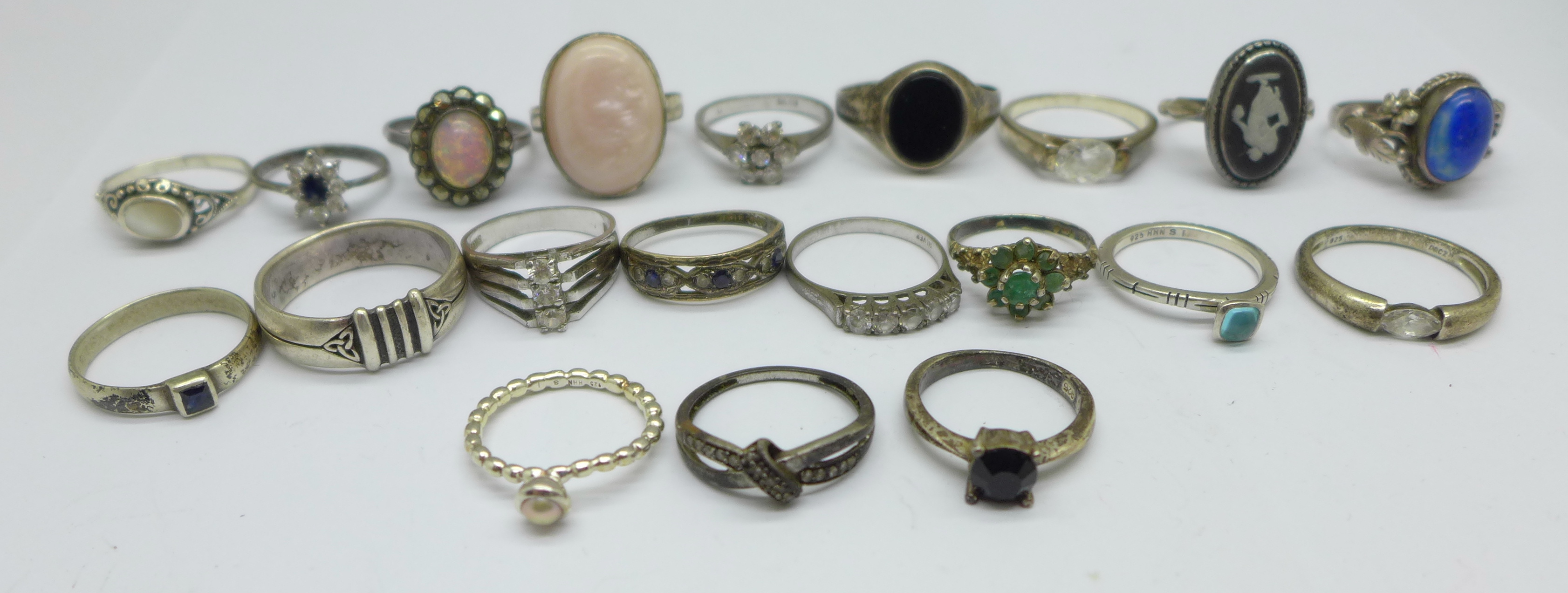 A collection of twenty silver rings, 62g - Image 4 of 4