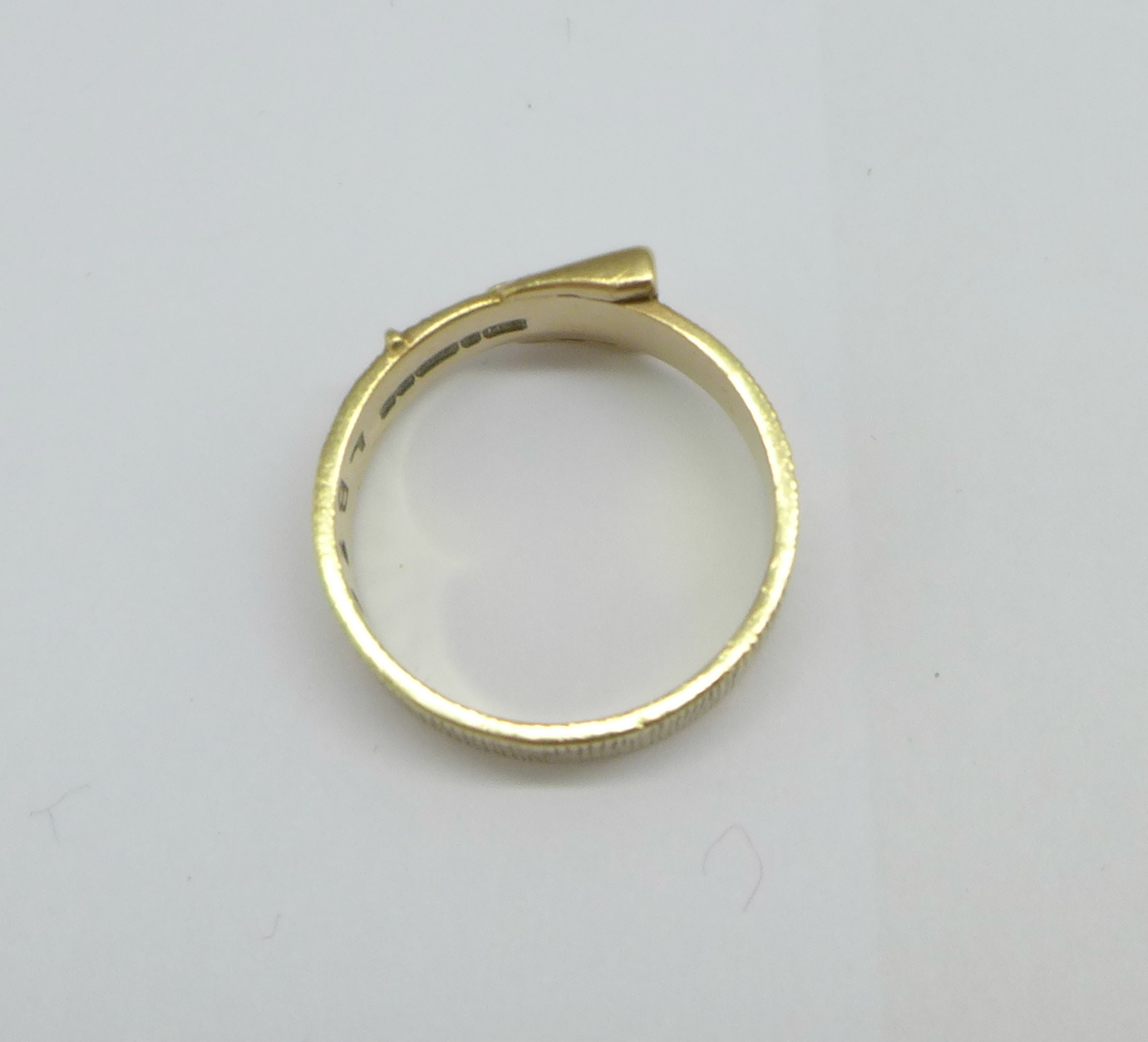 A 9ct gold buckle ring, 3.6g, O - Image 3 of 3