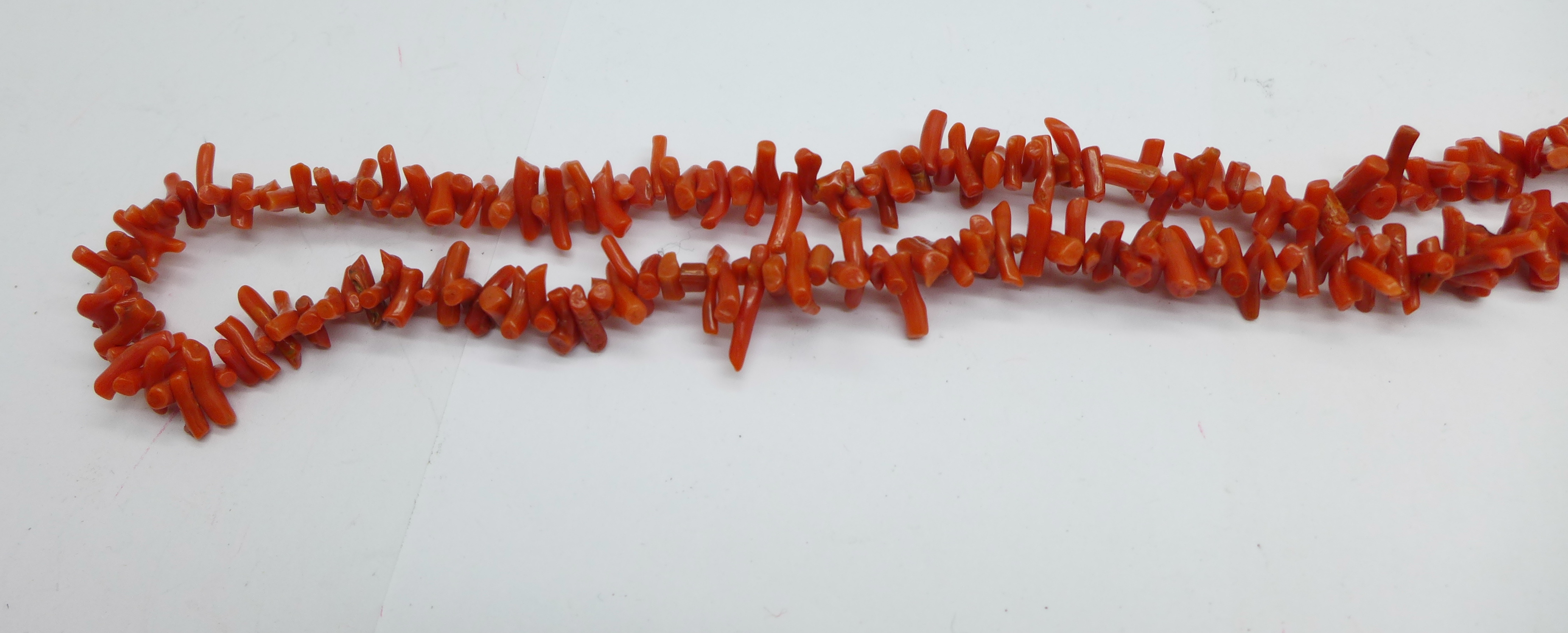 A coral necklace - Image 2 of 2
