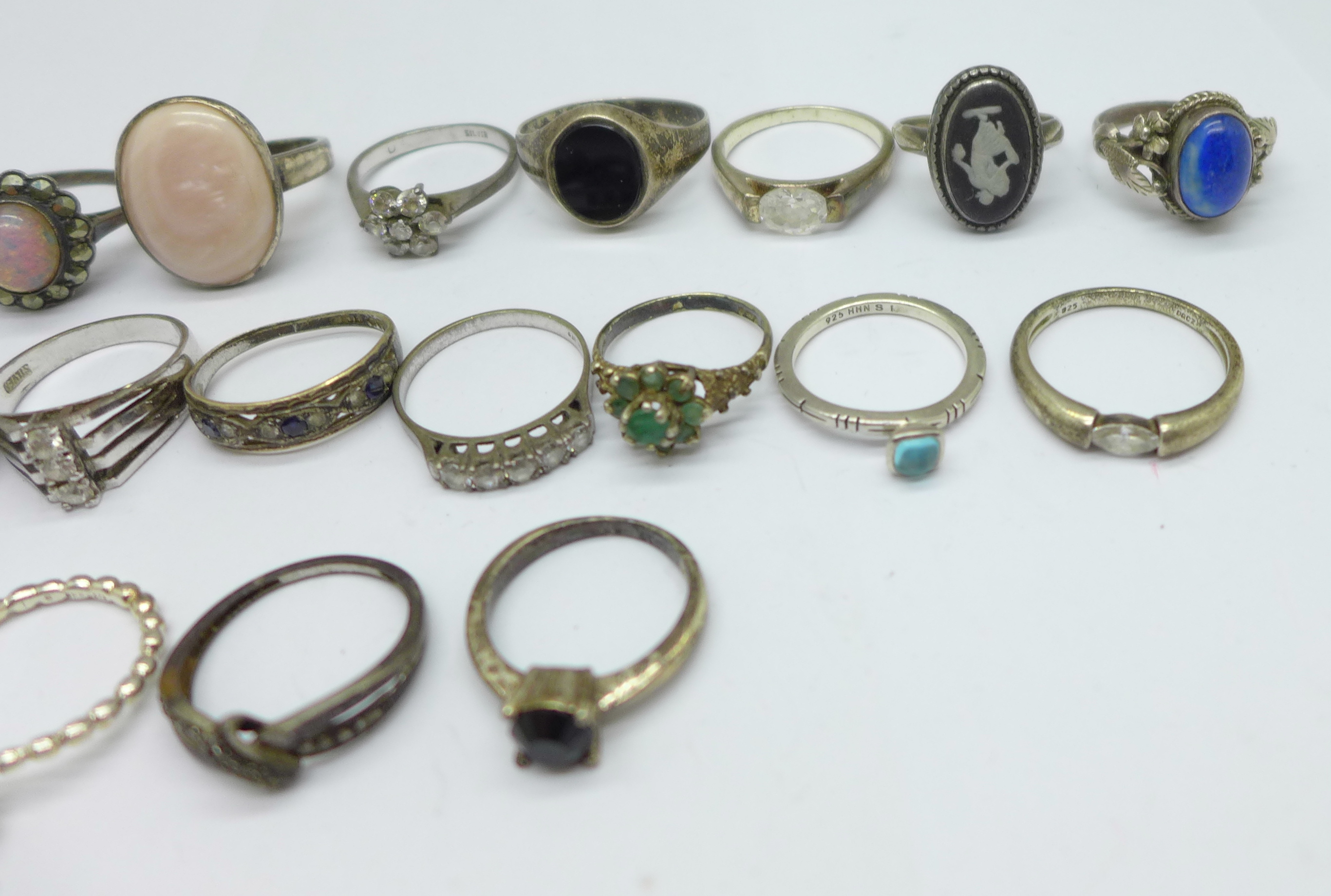 A collection of twenty silver rings, 62g - Image 3 of 4