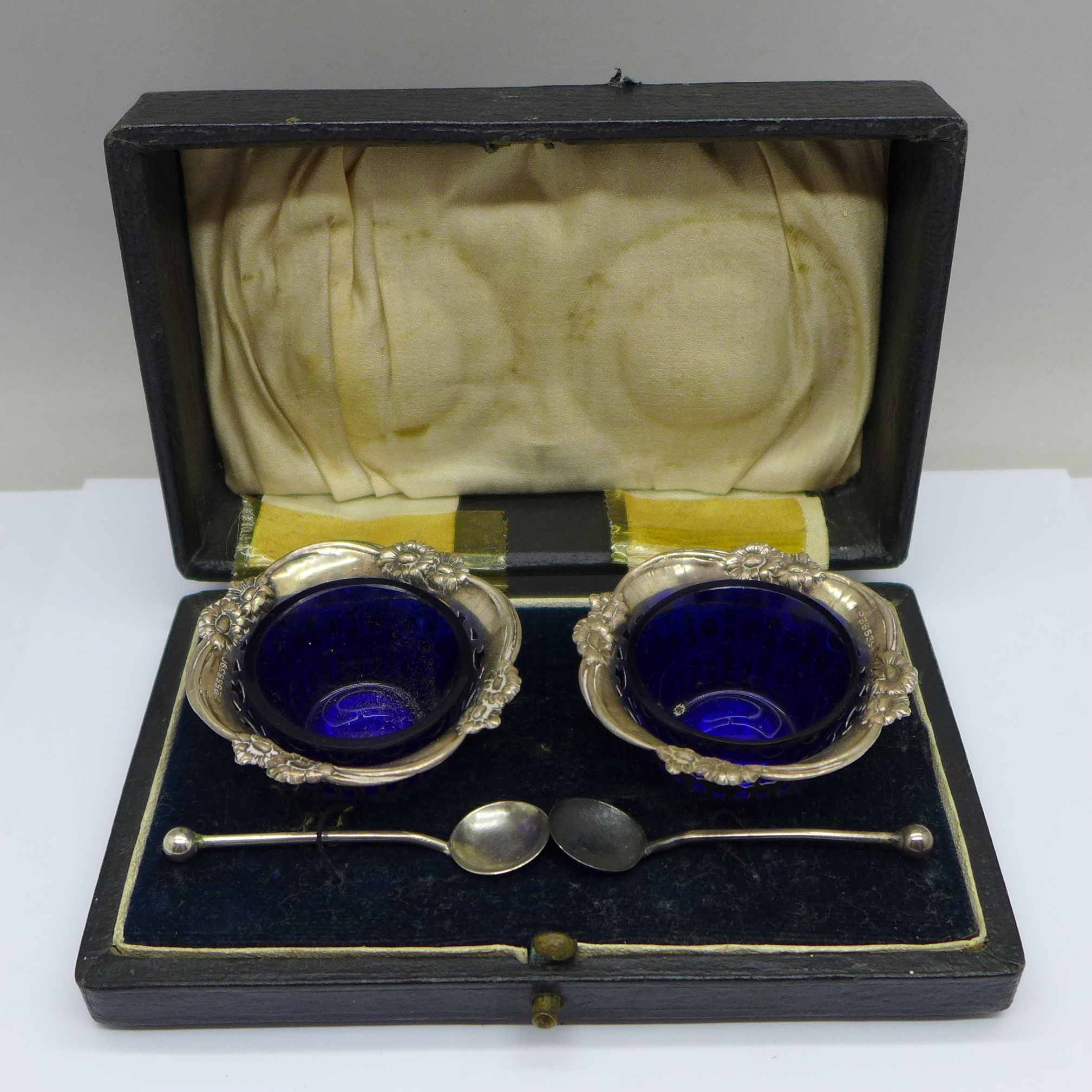 A pair of silver salts and spoons, 22g, with blue glass liners, boxed