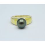 A silver gilt, bronze pearl solitaire ring, Q