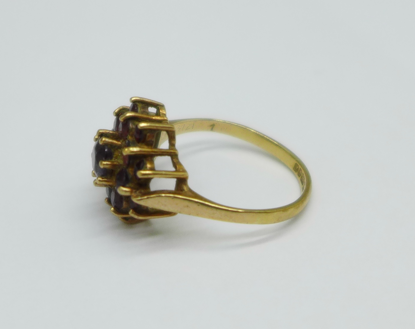 A 9ct gold and garnet ring, 2g, K - Image 2 of 3