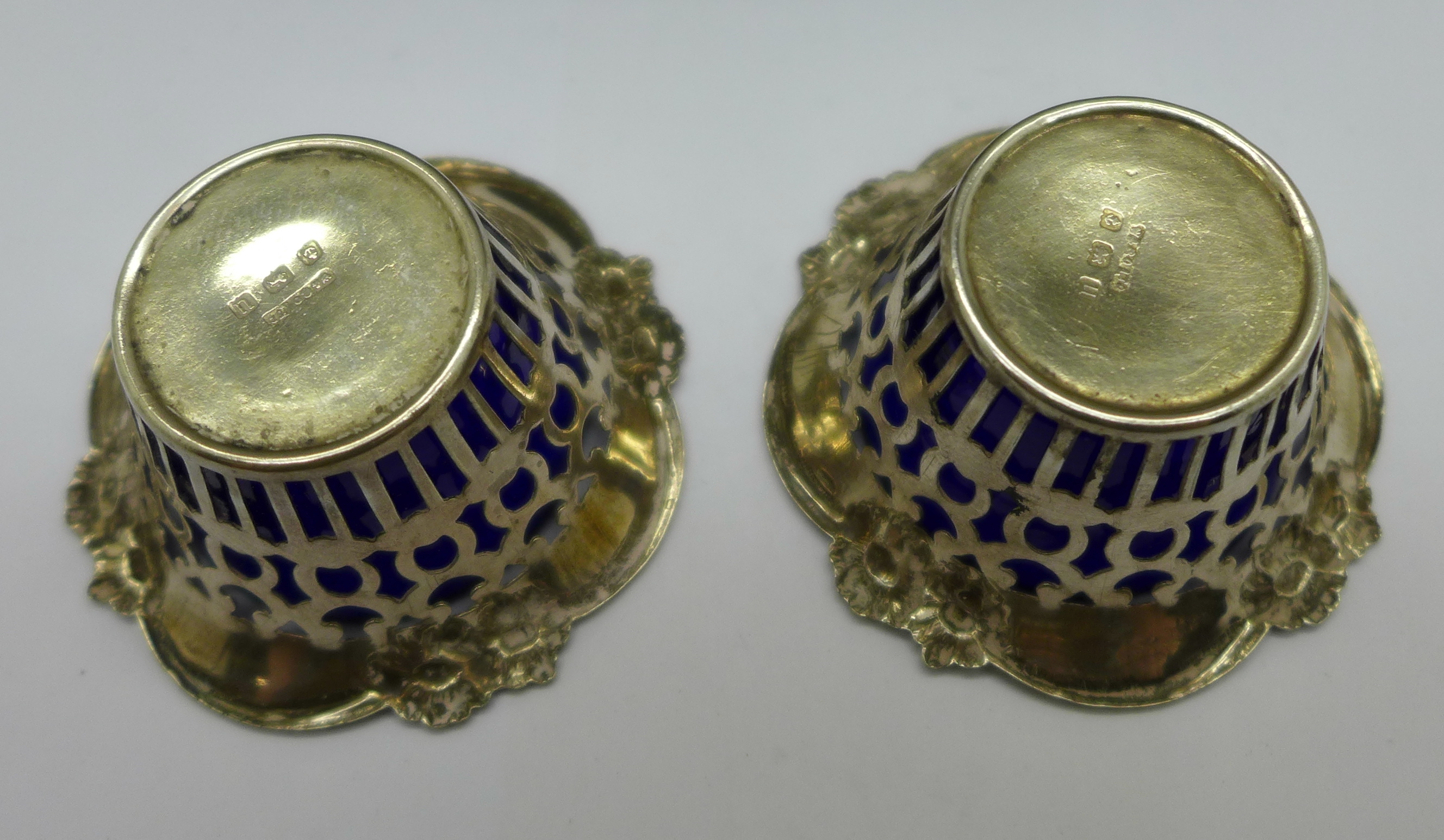 A pair of silver salts and spoons, 22g, with blue glass liners, boxed - Image 3 of 4