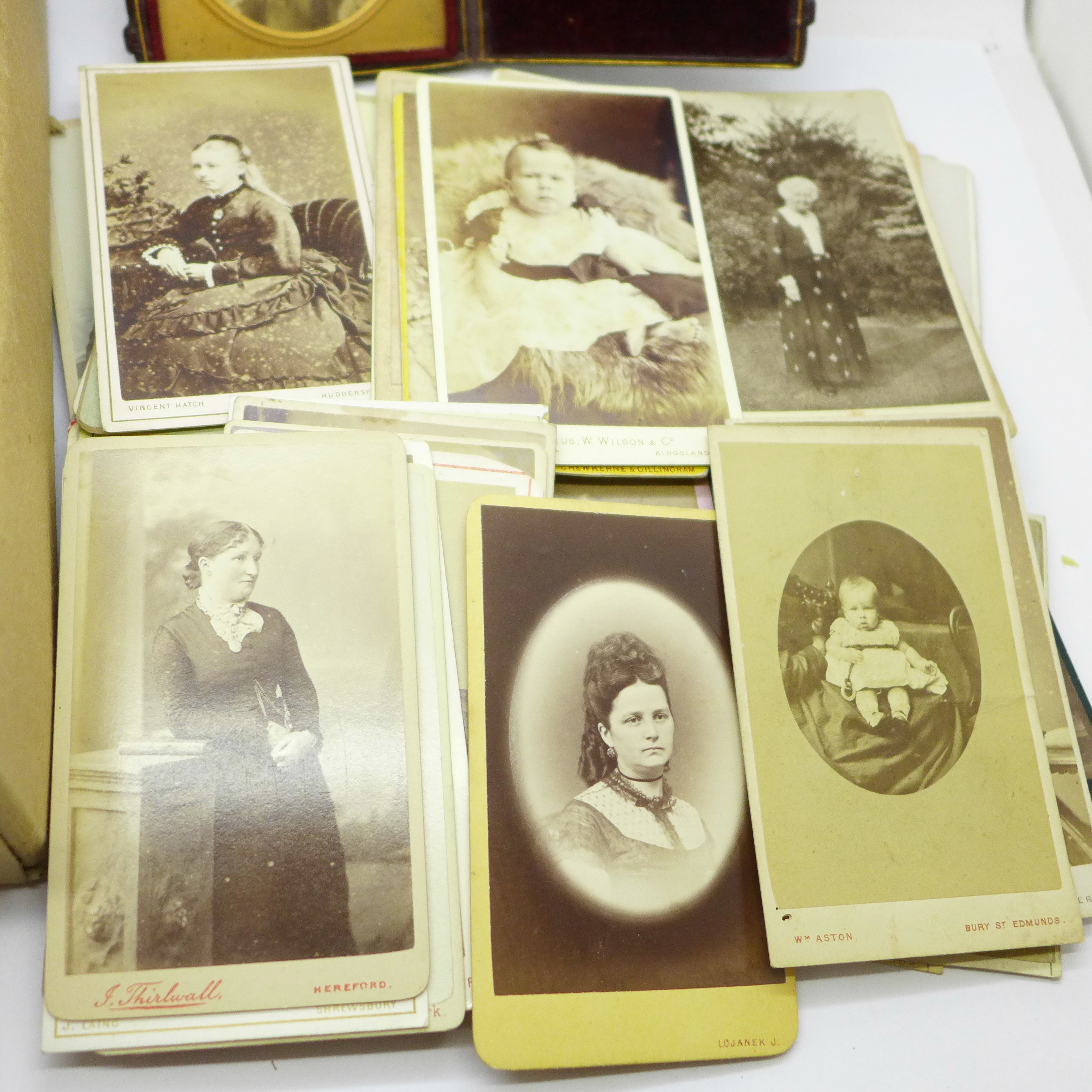 A box of over 200 Victorian carte de visite and a photograph in case - Image 4 of 5