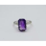 A 9ct white gold and amethyst ring, 2g, M