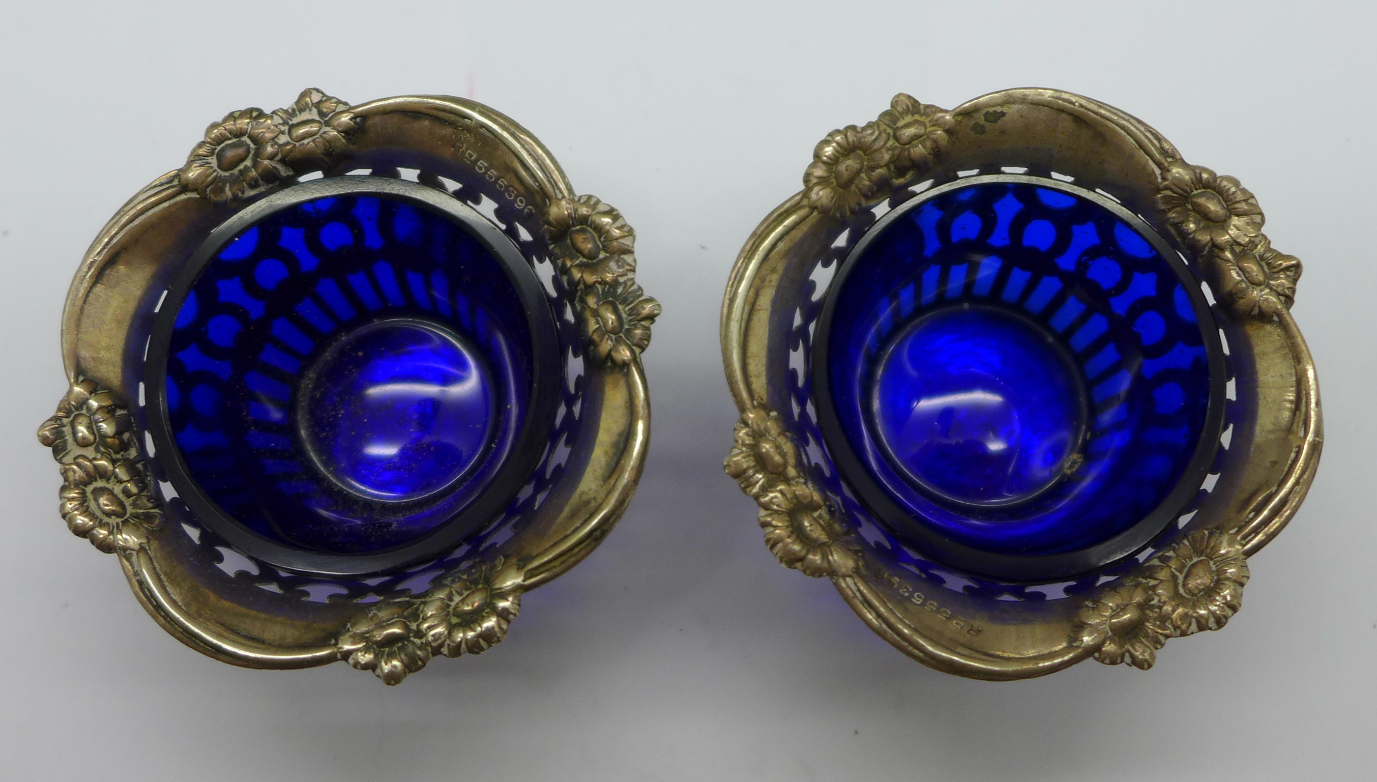 A pair of silver salts and spoons, 22g, with blue glass liners, boxed - Image 4 of 4