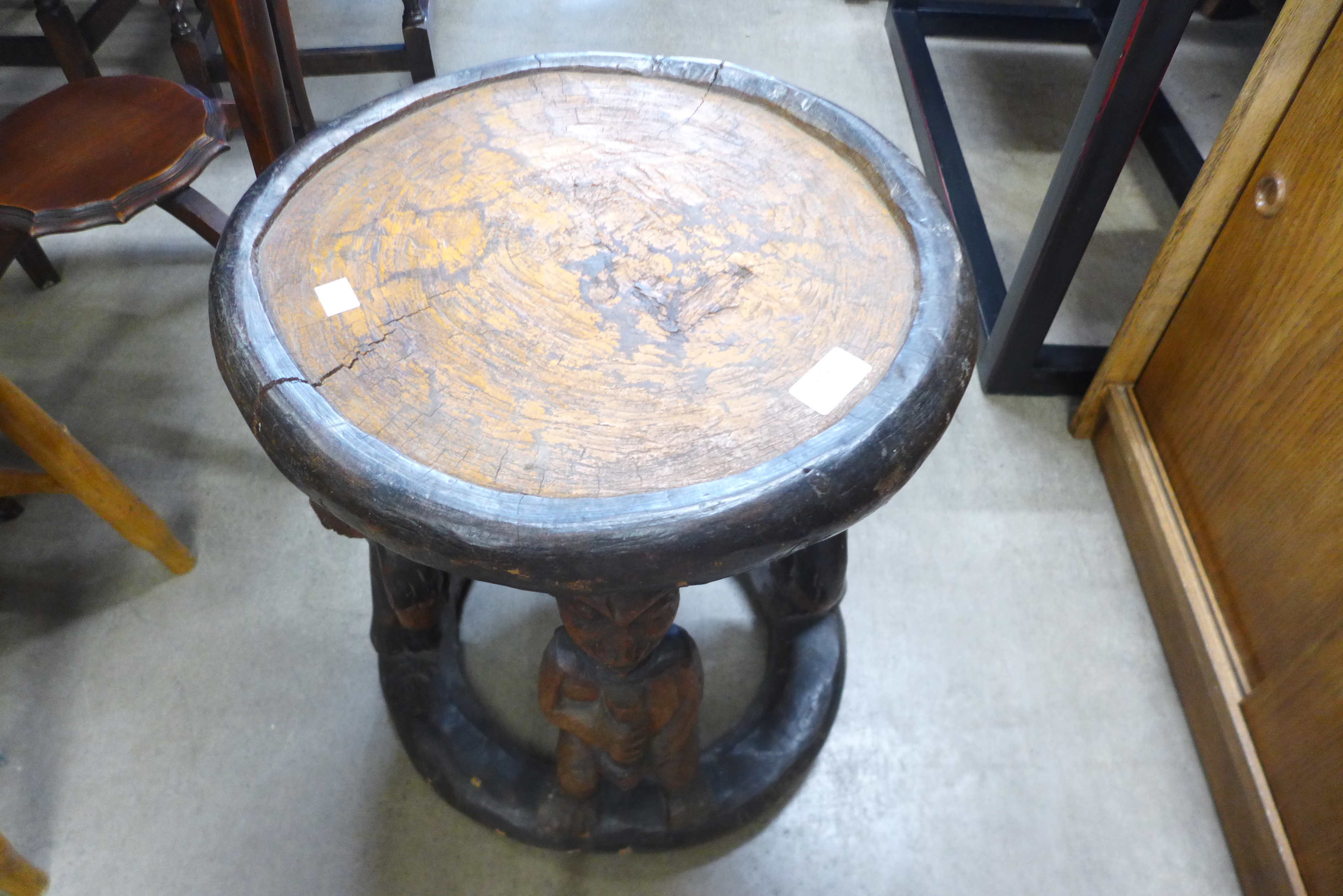 An African carved softwood occasional table - Image 2 of 2