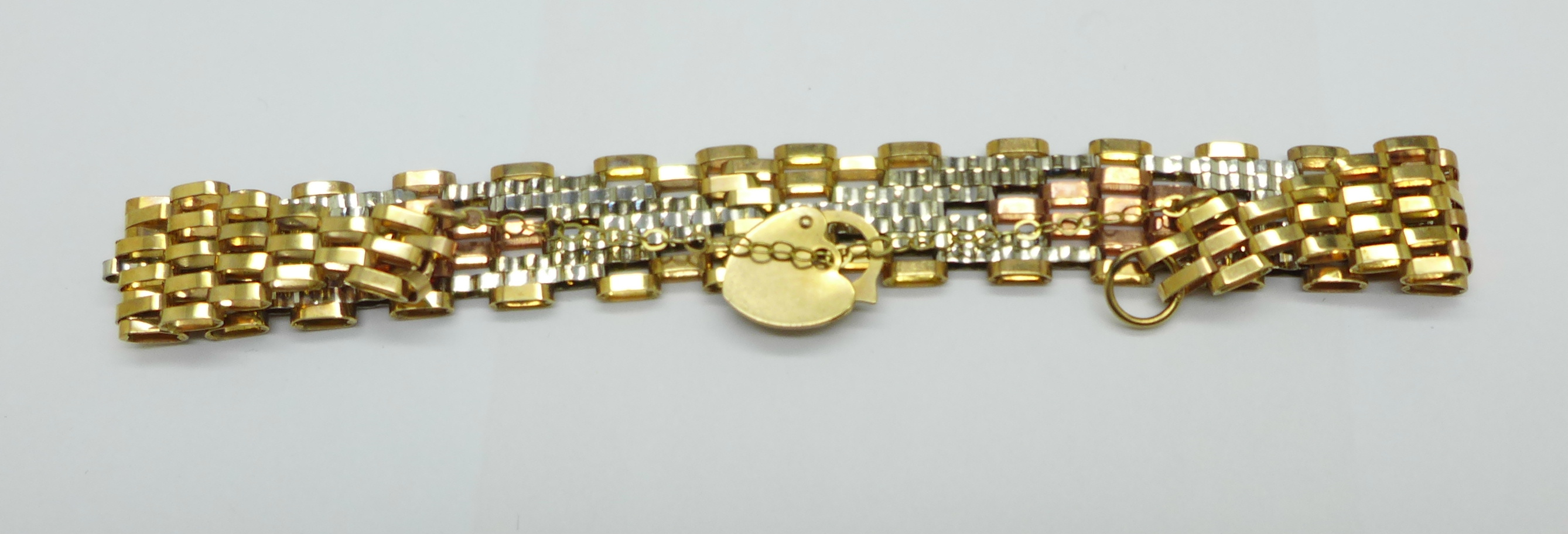 A 9ct three colour gold gate bracelet, 9.2g - Bild 6 aus 8