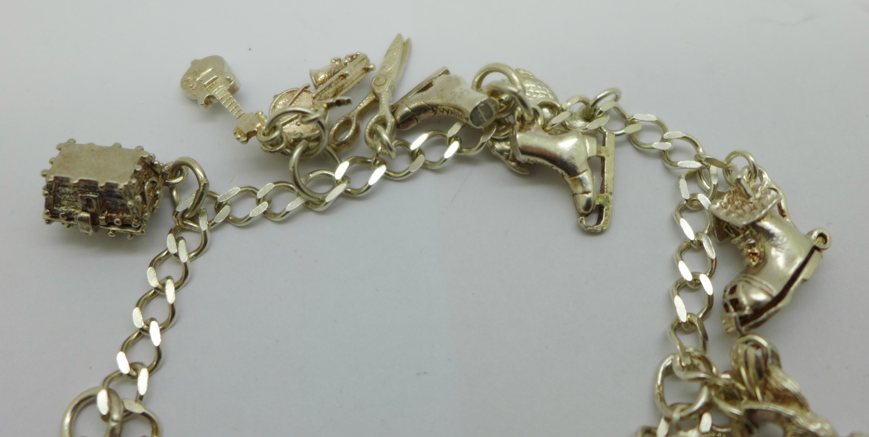 A silver charm bracelet with eleven charms, 19g - Bild 6 aus 8