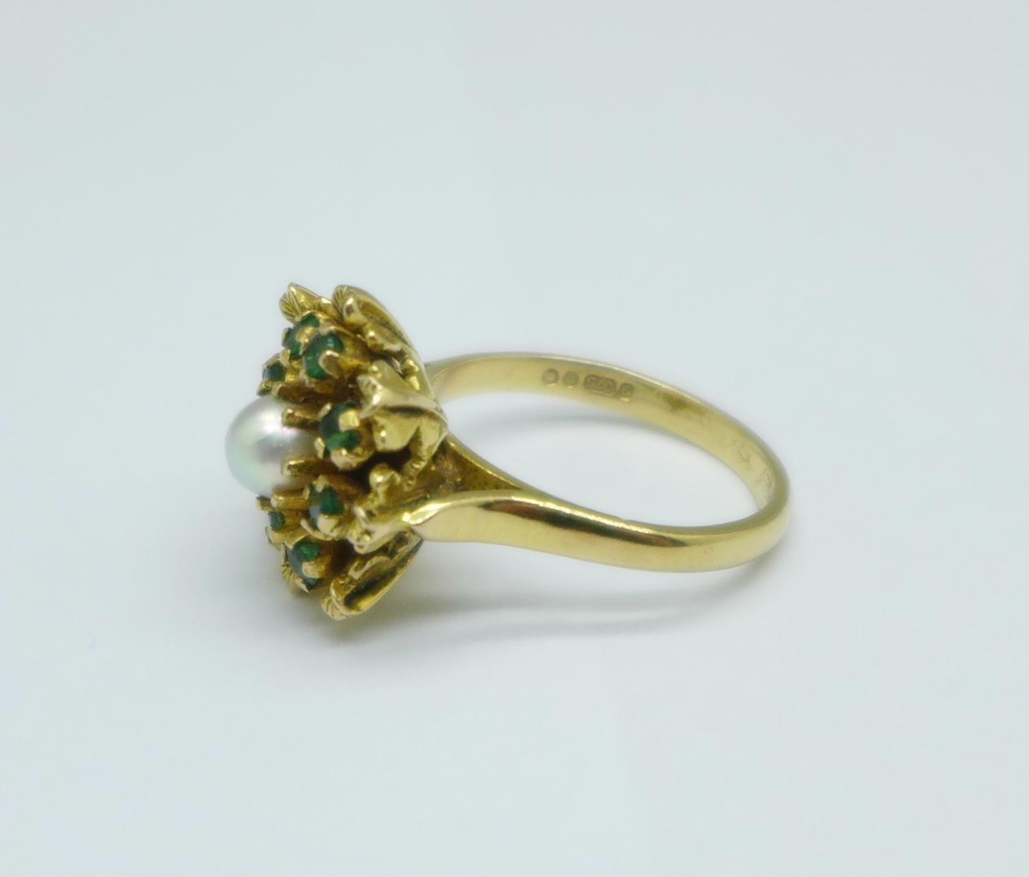 A 9ct gold, pearl and emerald ring, 4.8g, M - Bild 3 aus 8