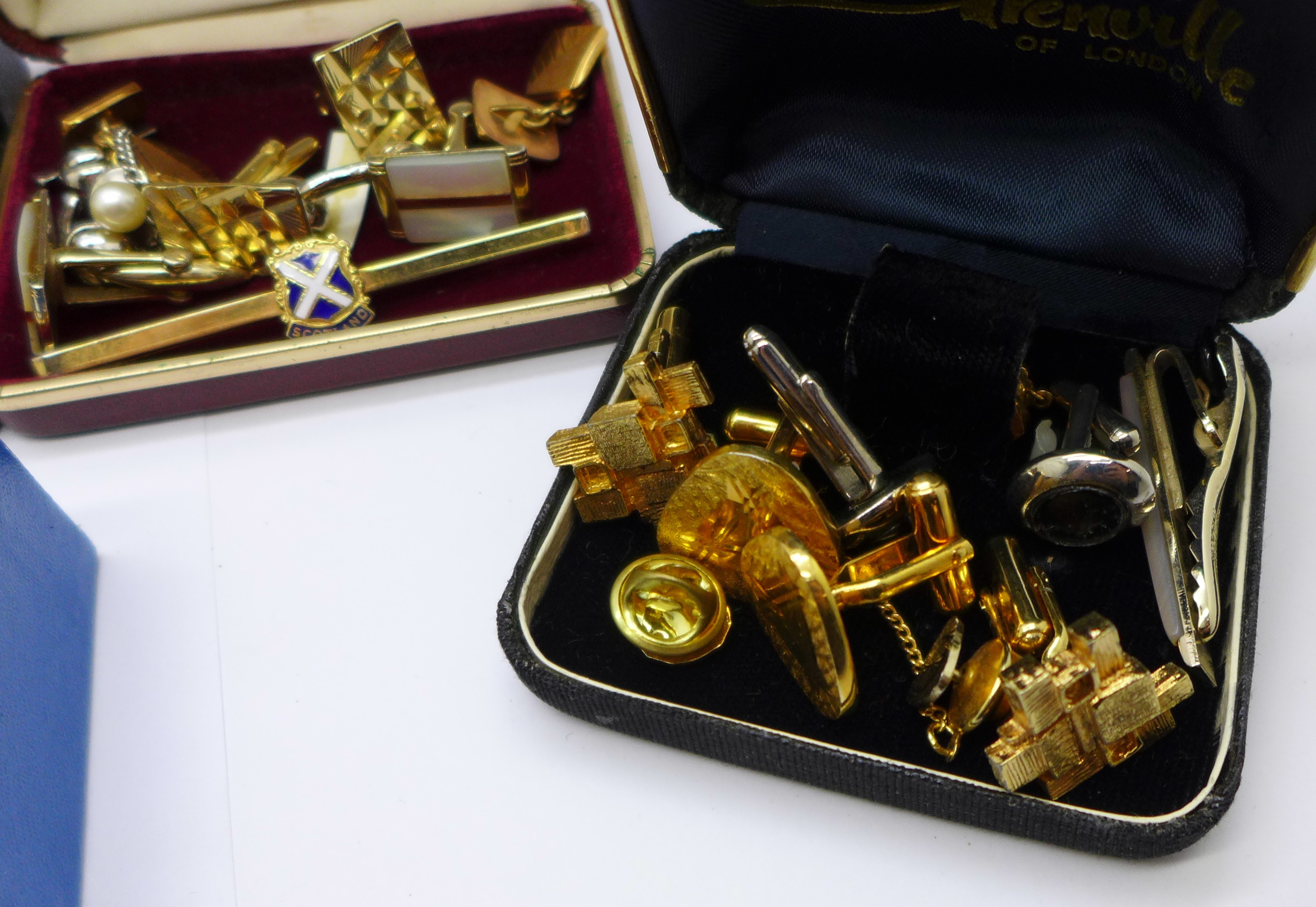 A collection of cufflinks, tie pins and a hallmarked silver napkin holder/clip - Bild 9 aus 10