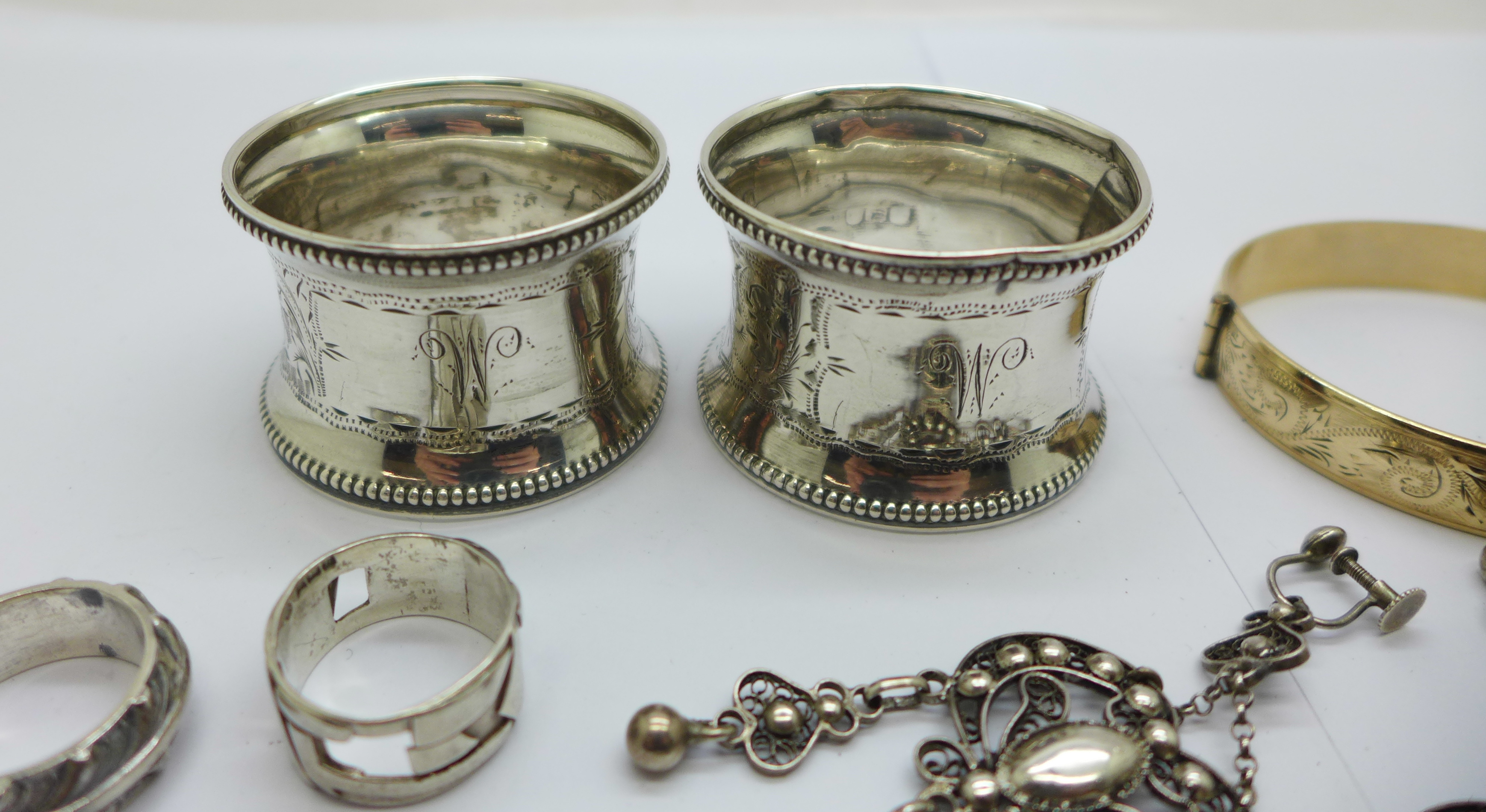 A pair of silver napkin rings, Birmingham 1918, 21g, two silver rings, one Birmingham 1976, a pair - Bild 3 aus 8