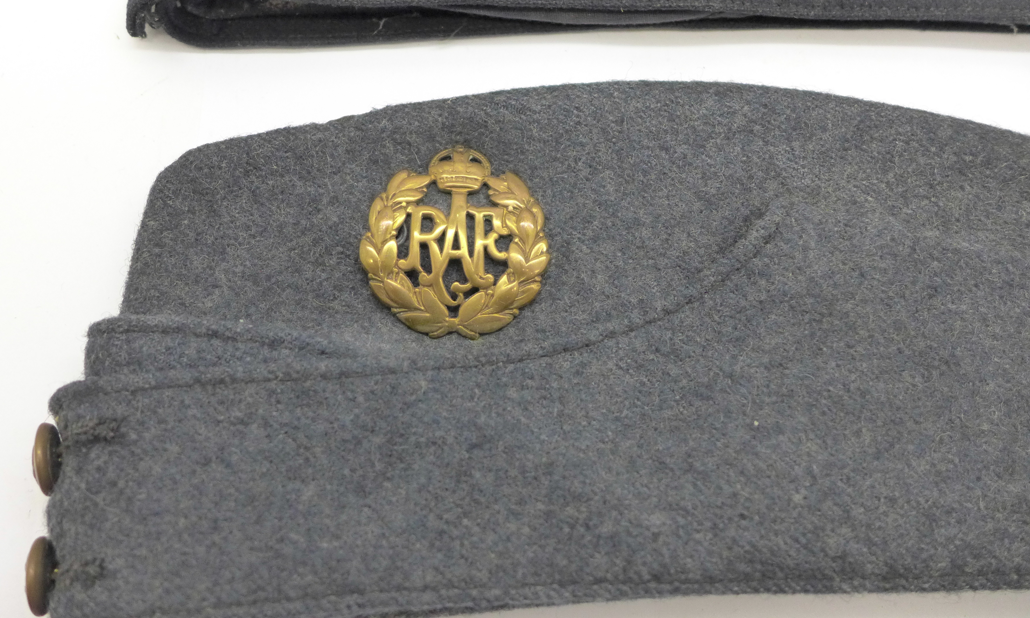 An RAF cap with badge and one other cap - Bild 3 aus 4