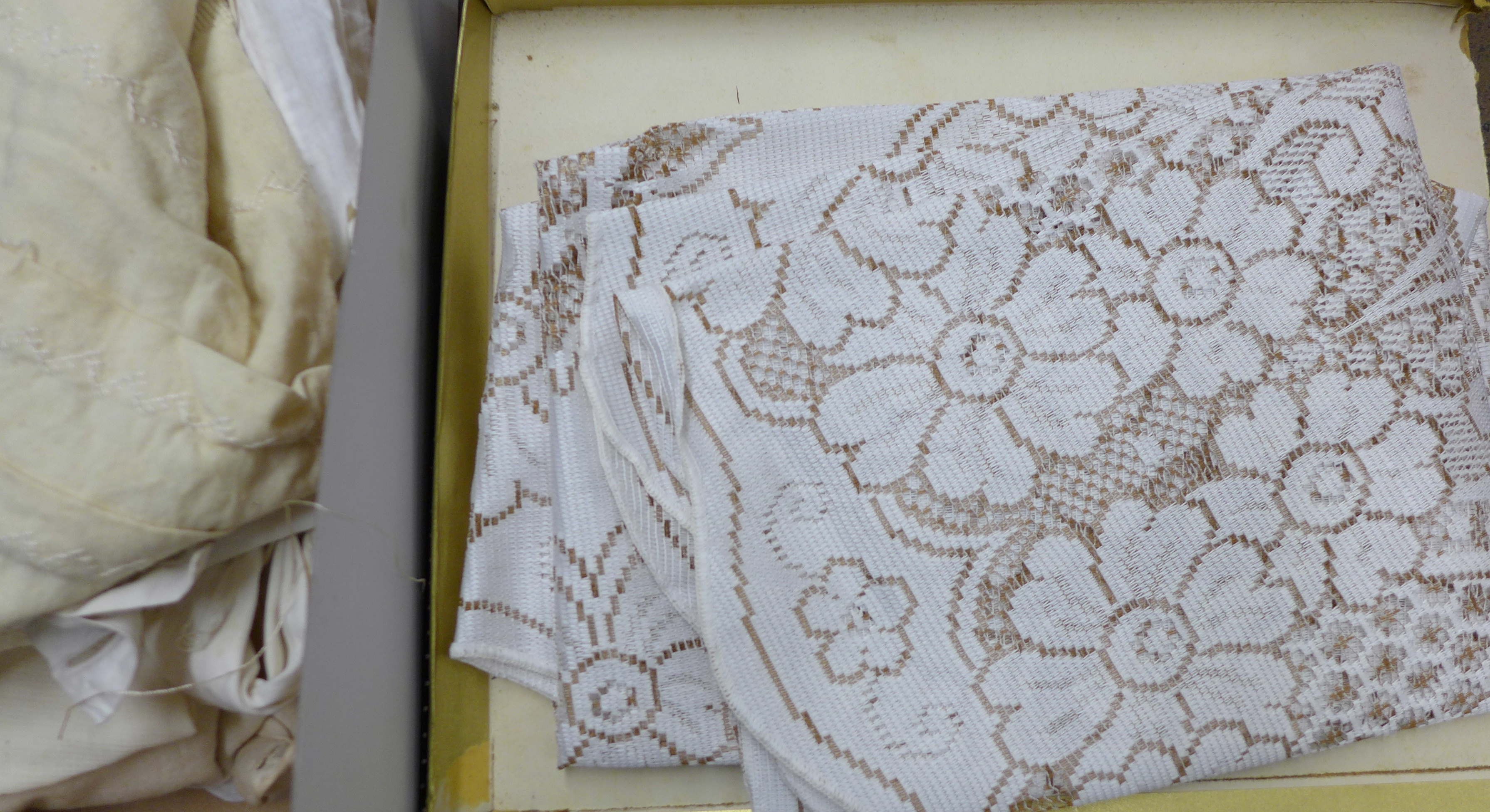 A box of Victorian and later table linen, children's clothing, a woolwork table or mantelpiece - Bild 3 aus 3