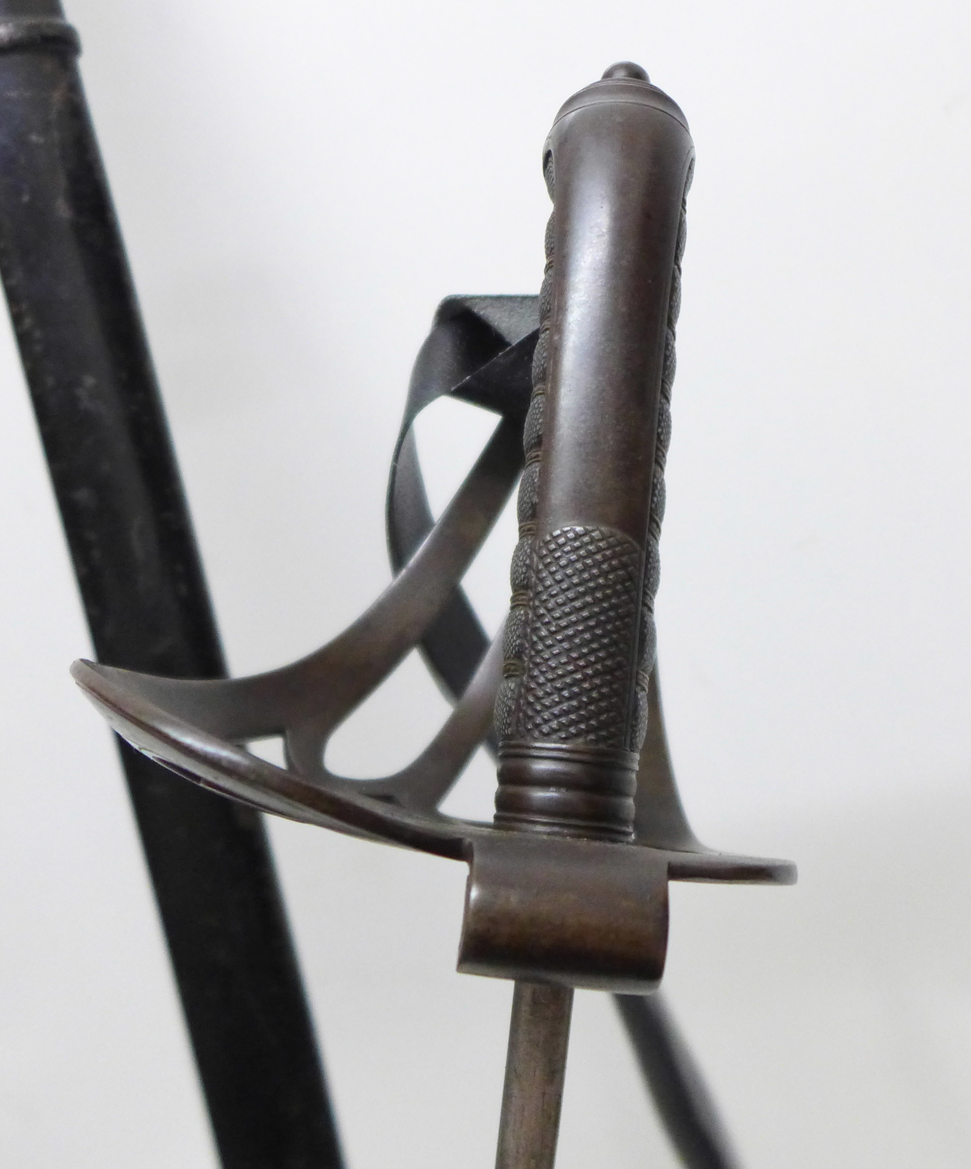 A Victorian British pattern 1827 Volunteer Rifle officer's sword with scabbard, the blade marked - Bild 5 aus 8