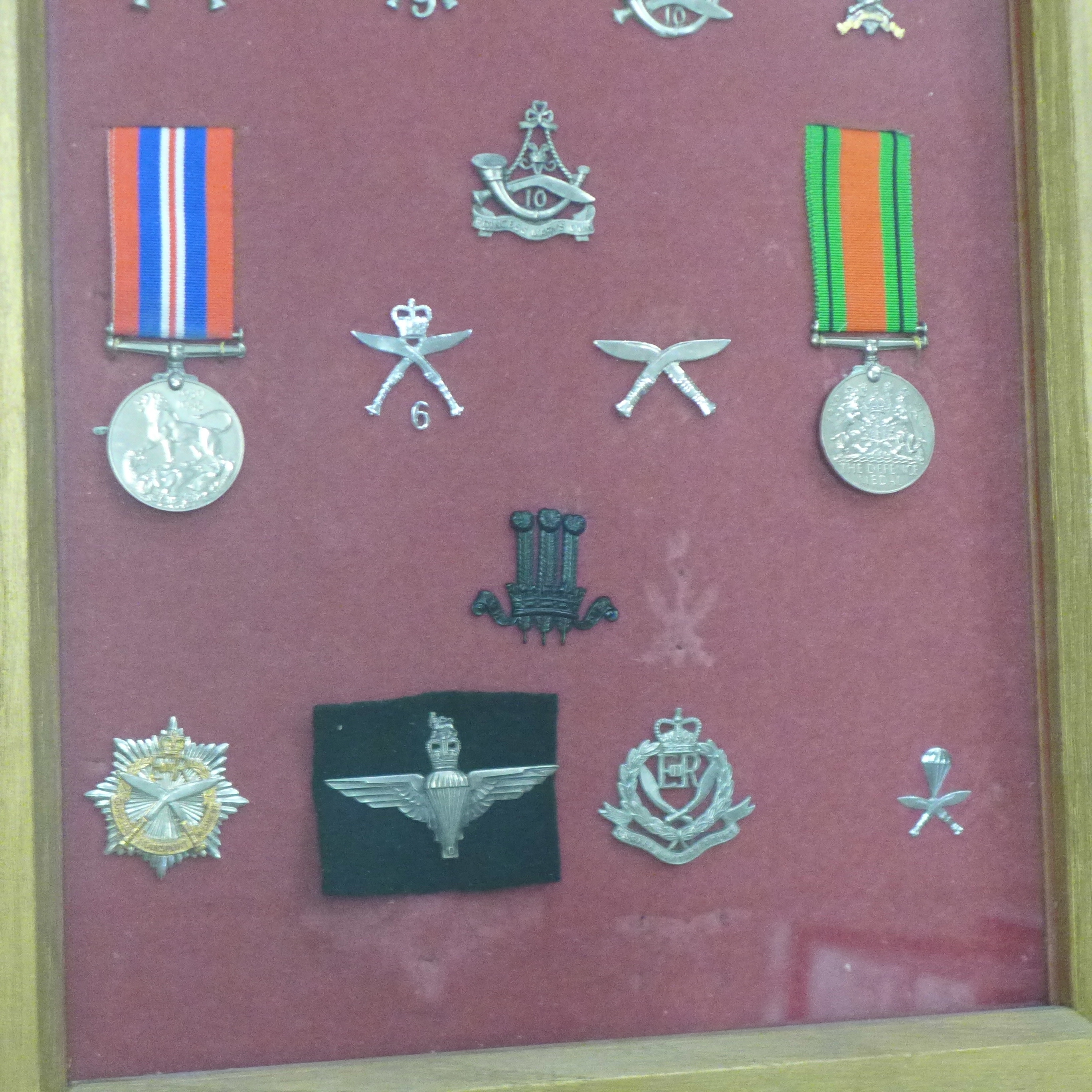 A collection of Ghurka badges and two WWII medals in a display case - Bild 3 aus 3